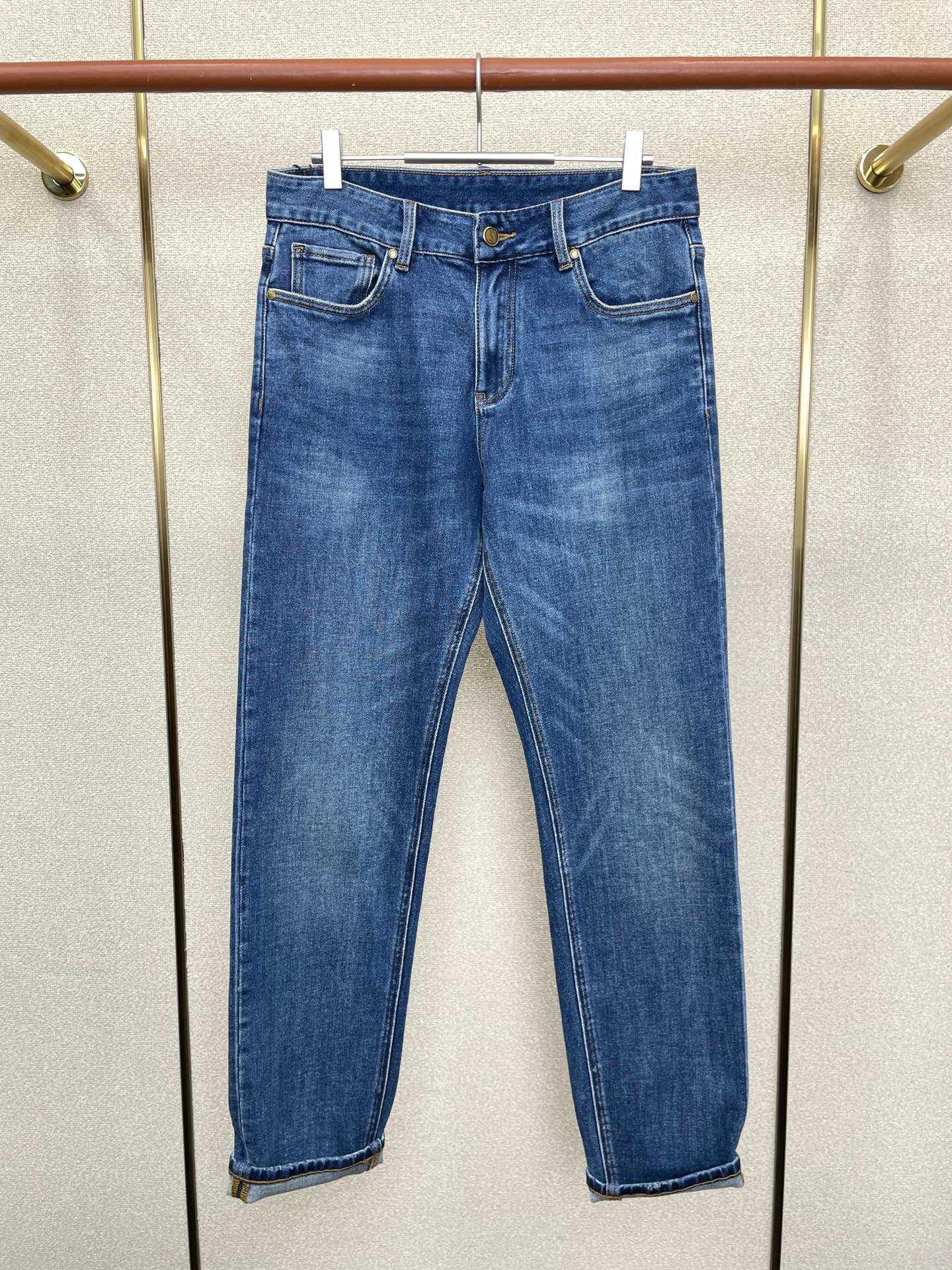 NO:654549,.SAINT LAURENT exclusive high-end version of new casual jeans!  Custom-made fabrics at the counter are highly breathable and comfortable, with impeccable details and brand element design concepts, reflecting high quality. It feels delicate and soft!  It presents a casual cut and the upper body shape is awesome!  Code number 29-36,,saint laurent,saint laurent,jeans,alexander wang19860909.SAINT LAURENT圣罗兰独家专供新款休闲牛仔裤 高端版本！专柜定制面料 透气舒适度高,细节无可挑剔,品牌元素设计理念,体现高品质.手感细腻柔软！呈现休闲裁剪,上身版型超赞！码数29-36,,saint laurent,saint laurent,jeans,alexander wang,Men's clothing