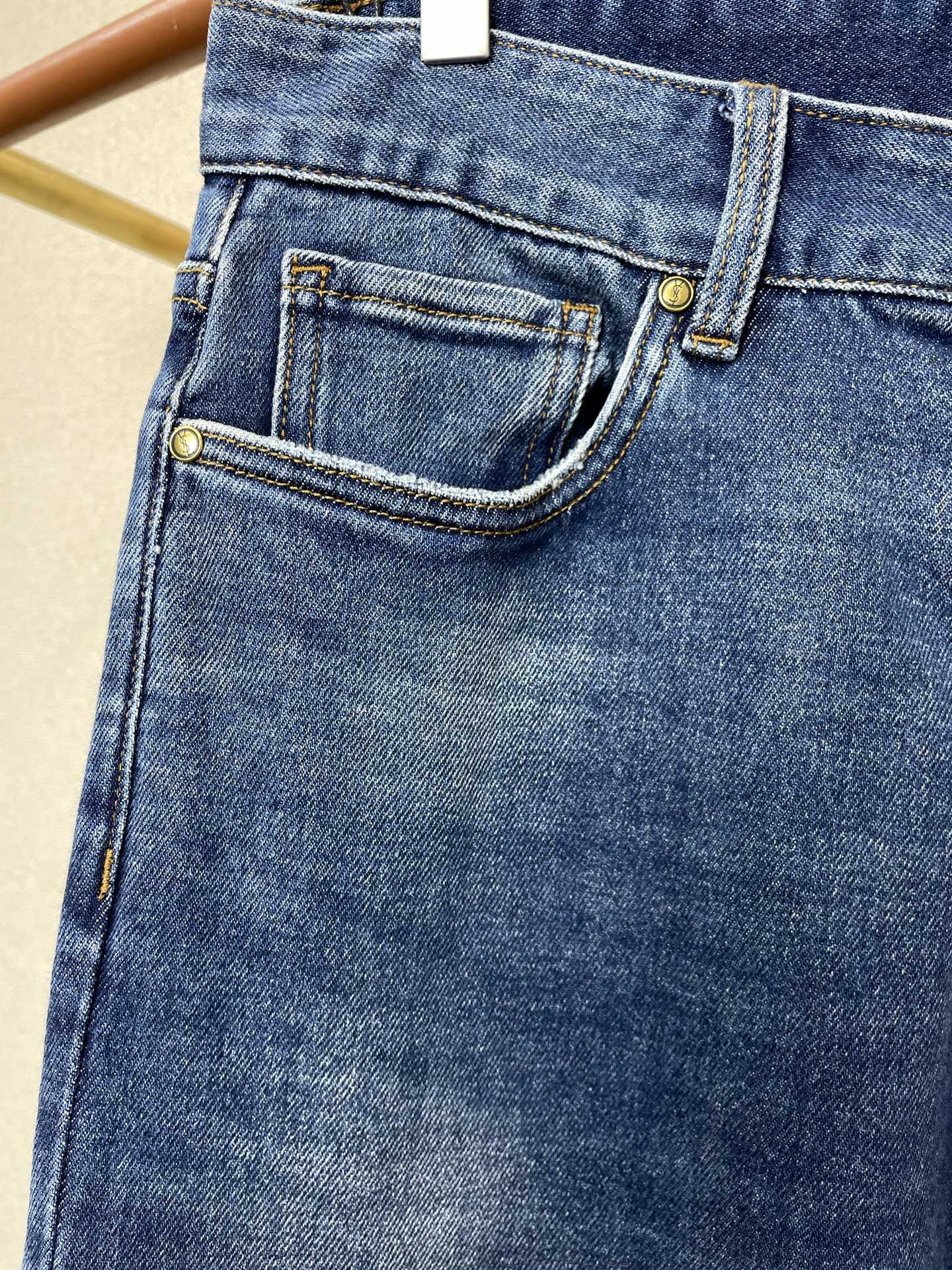 。SAINT LAURENT圣罗兰💥砸锅卖铁都要上的新款！新款休闲牛仔裤👖 高端版本！专柜定制面料 透气