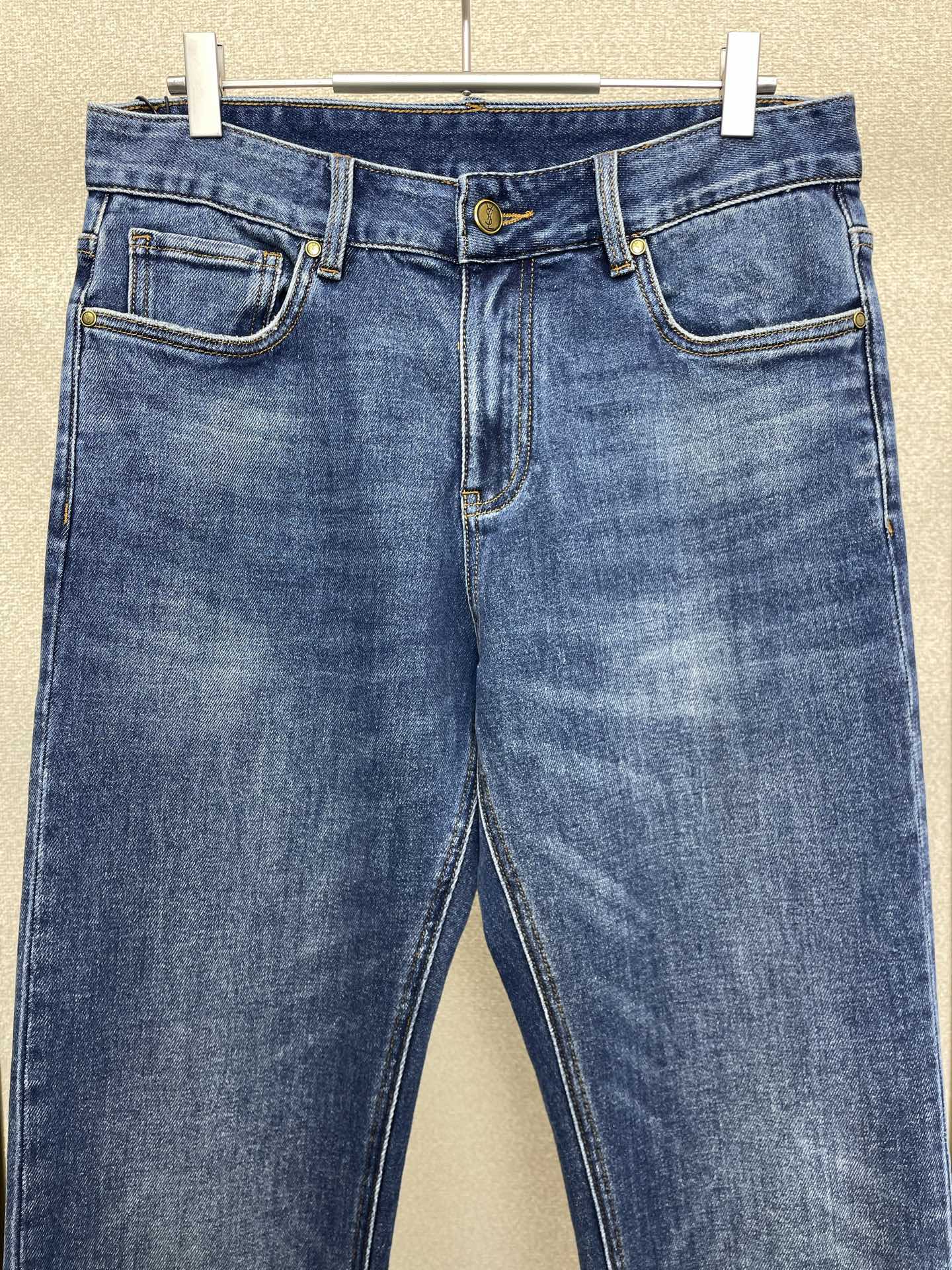 。SAINT LAURENT圣罗兰💥砸锅卖铁都要上的新款！新款休闲牛仔裤👖 高端版本！专柜定制面料 透气