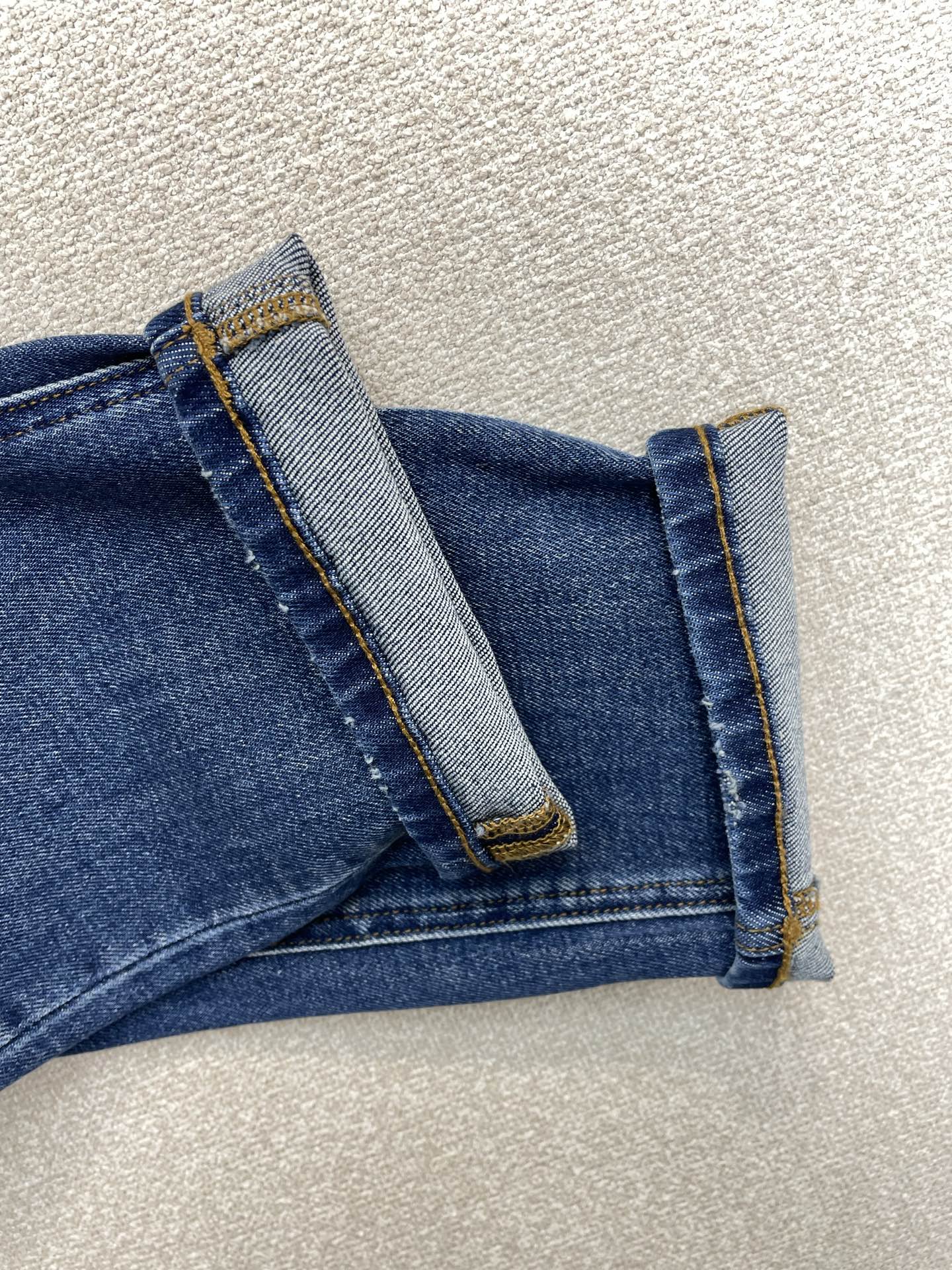 。SAINT LAURENT圣罗兰💥砸锅卖铁都要上的新款！新款休闲牛仔裤👖 高端版本！专柜定制面料 透气