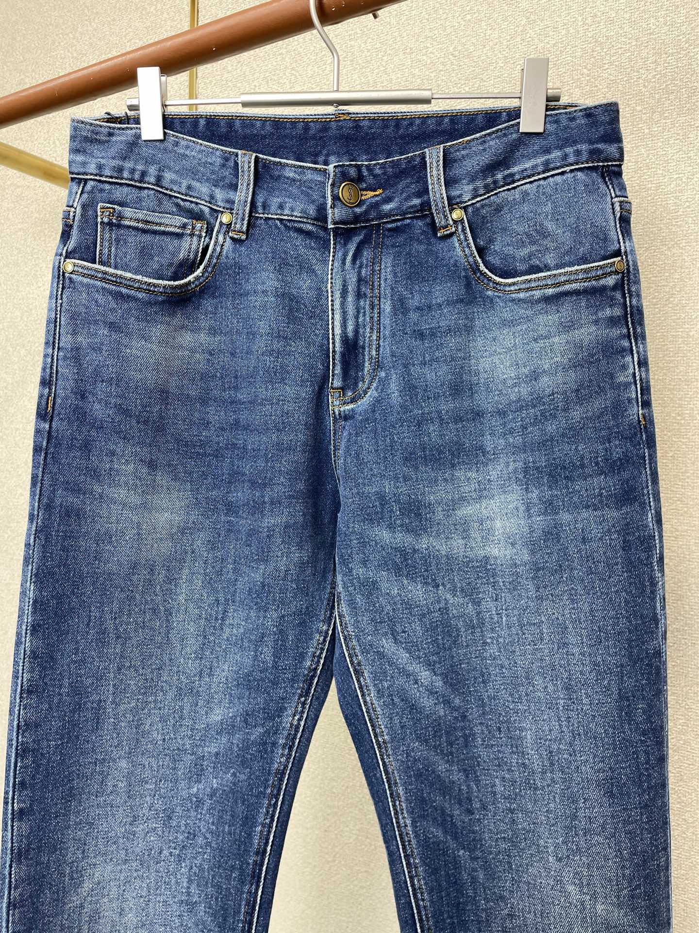 。SAINT LAURENT圣罗兰💥砸锅卖铁都要上的新款！新款休闲牛仔裤👖 高端版本！专柜定制面料 透气