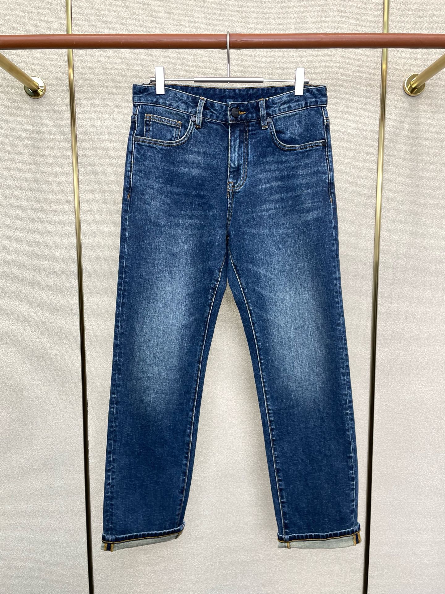 NO:656869,.FENDI Fendi exclusively provides new casual jeans, high-end version!  Custom-made fabrics at the counter are highly breathable and comfortable, with impeccable details and brand element design concepts, reflecting high quality. It feels delicate and soft!  It presents a casual cut and the upper body shape is awesome!  Code number 29-36,,fendi,fendi,jeans,alexander wang19860909.FENDI芬迪独家专供新款休闲牛仔裤 高端版本！专柜定制面料 透气舒适度高,细节无可挑剔,品牌元素设计理念,体现高品质.手感细腻柔软！呈现休闲裁剪,上身版型超赞！码数29-36,,fendi,fendi,jeans,alexander wang,Men's clothing