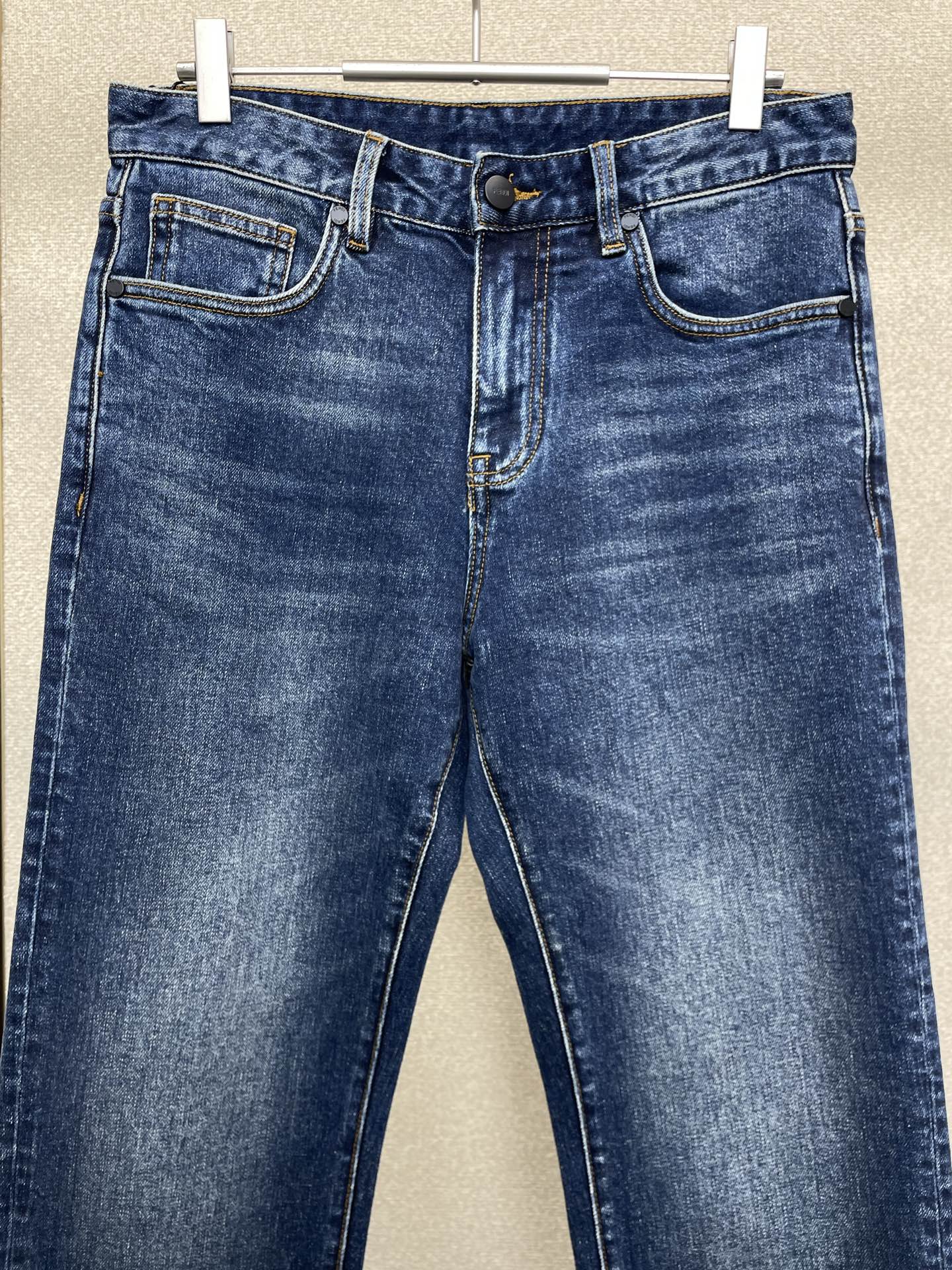 。FENDI芬迪💥砸锅卖铁都要上的新款新款休闲牛仔裤👖 高端版本！专柜定制面料 透气舒适度高，细节无可挑