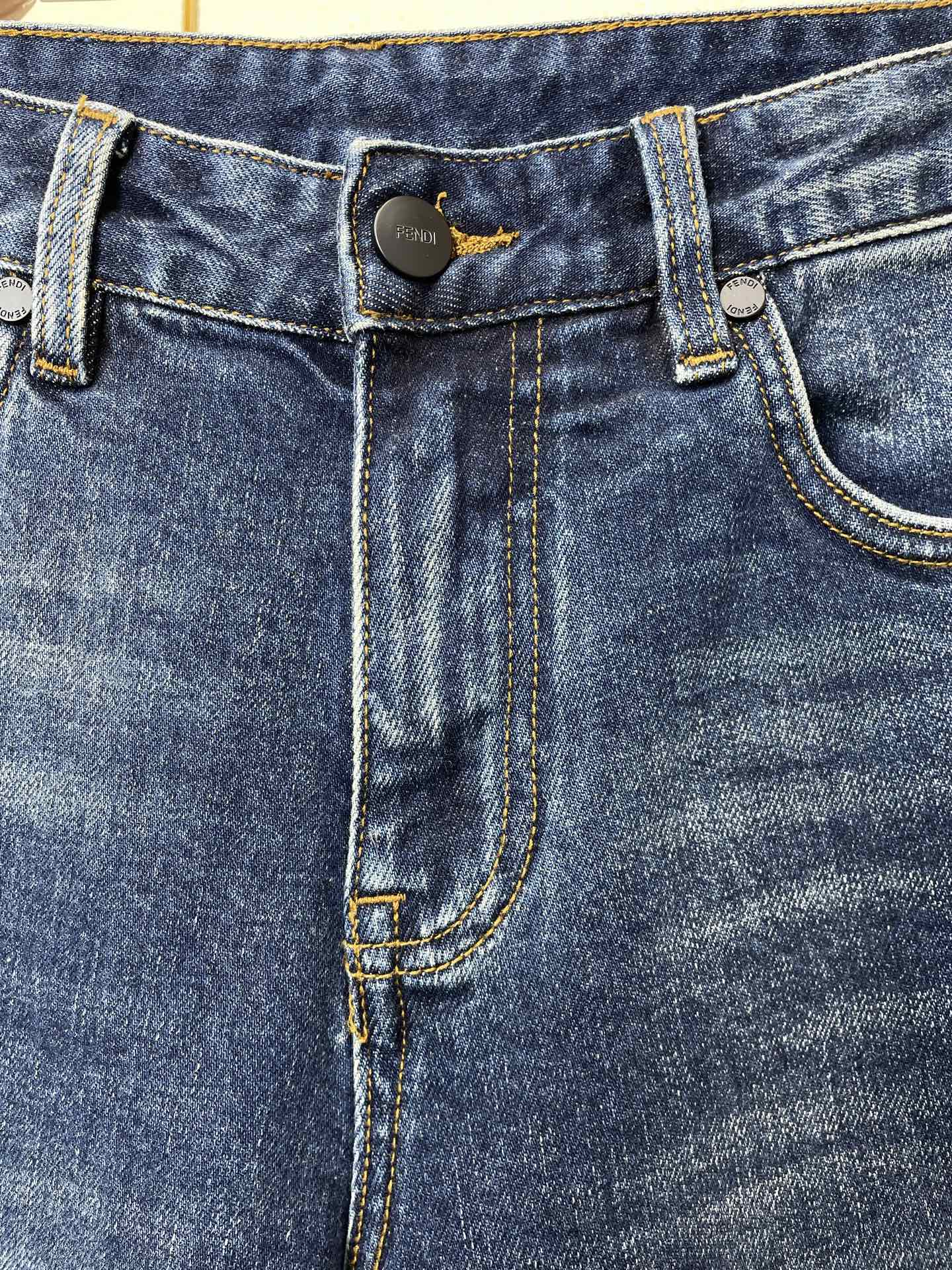 。FENDI芬迪💥砸锅卖铁都要上的新款新款休闲牛仔裤👖 高端版本！专柜定制面料 透气舒适度高，细节无可挑