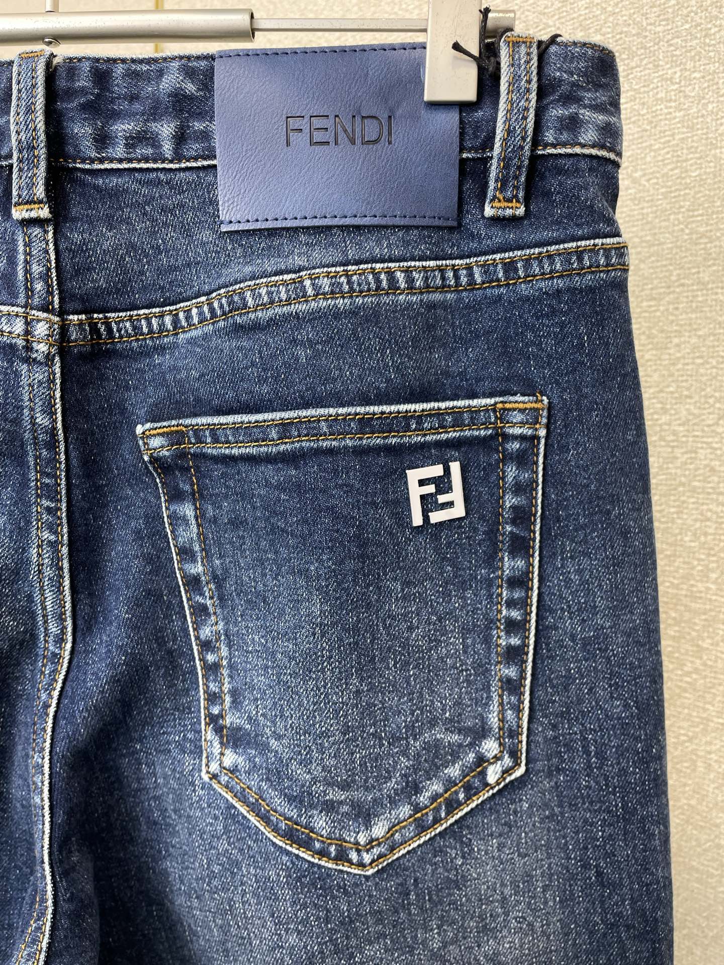 。FENDI芬迪💥砸锅卖铁都要上的新款新款休闲牛仔裤👖 高端版本！专柜定制面料 透气舒适度高，细节无可挑