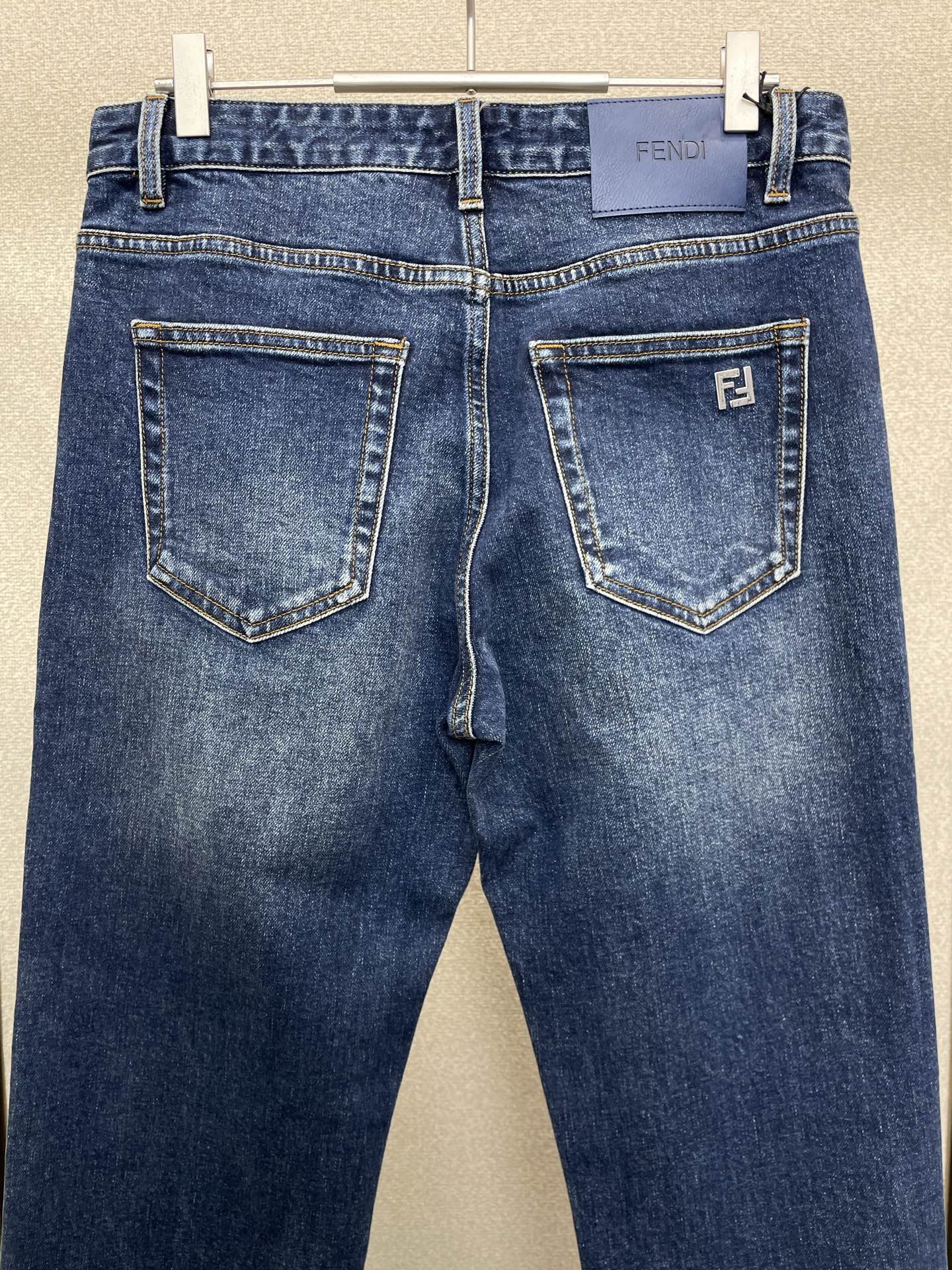 。FENDI芬迪💥砸锅卖铁都要上的新款新款休闲牛仔裤👖 高端版本！专柜定制面料 透气舒适度高，细节无可挑
