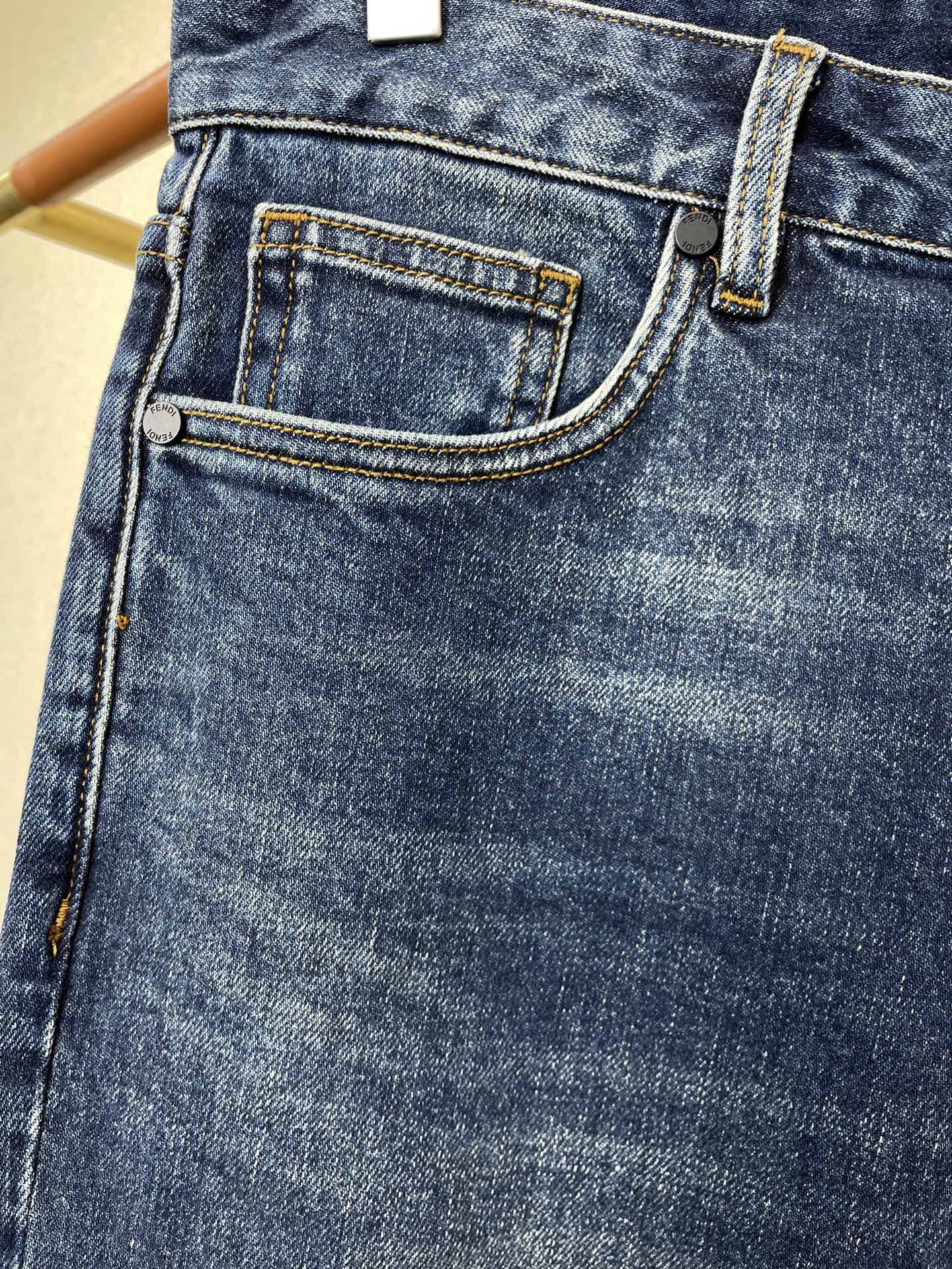 。FENDI芬迪💥砸锅卖铁都要上的新款新款休闲牛仔裤👖 高端版本！专柜定制面料 透气舒适度高，细节无可挑