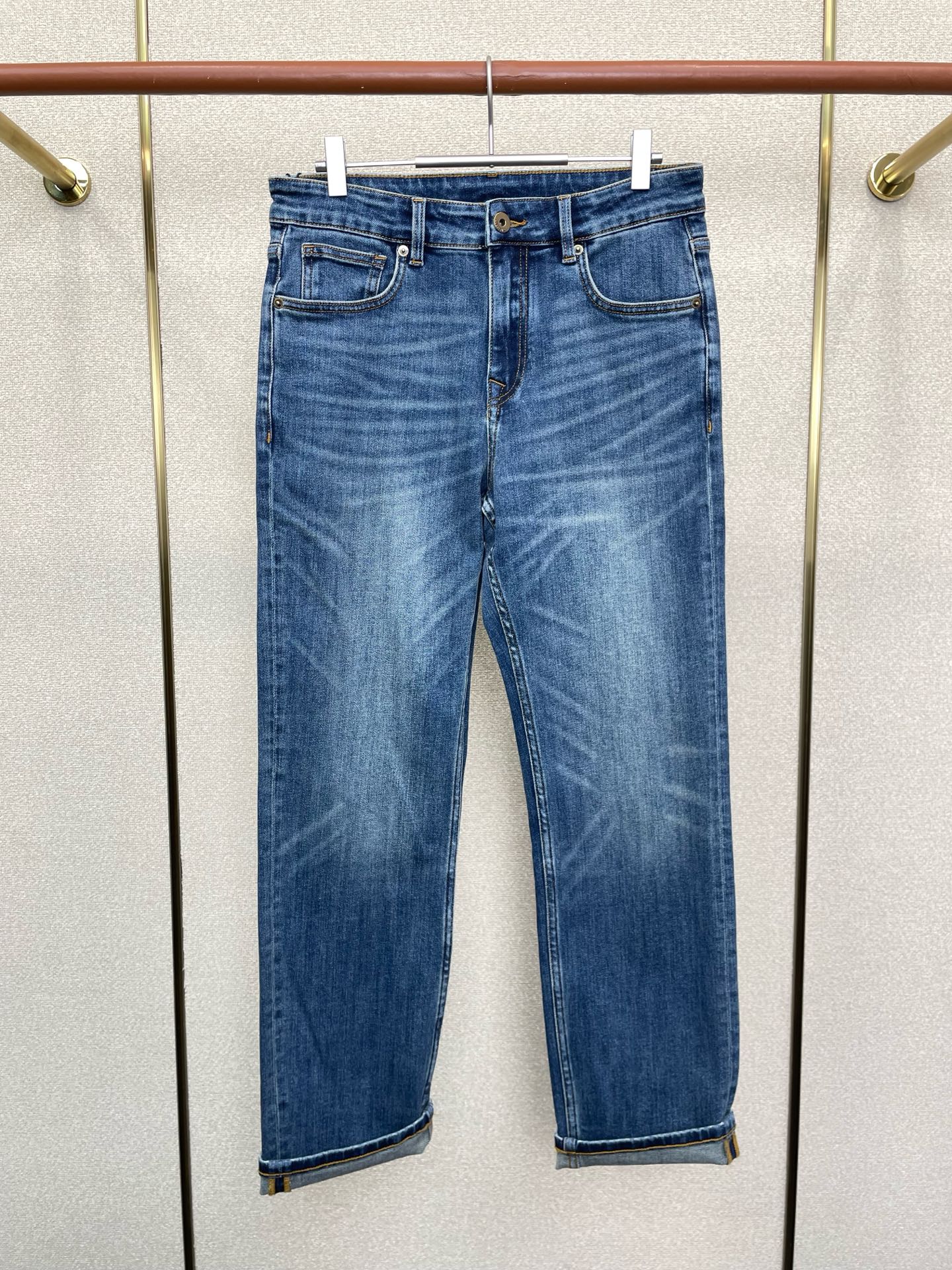 NO:654527,.Burberry exclusive new casual jeans high-end version!  Custom-made fabrics at the counter are highly breathable and comfortable, with impeccable details and brand element design concepts, reflecting high quality. It feels delicate and soft!  It presents a casual cut and the upper body shape is awesome!  Code number 29-36,,burberry,burberry,jeans,alexander wang19860909.Burberry巴宝莉独家专供新款休闲牛仔裤 高端版本！专柜定制面料 透气舒适度高,细节无可挑剔,品牌元素设计理念,体现高品质.手感细腻柔软！呈现休闲裁剪,上身版型超赞！码数29-36,,burberry,burberry,jeans,alexander wang,Men's clothing