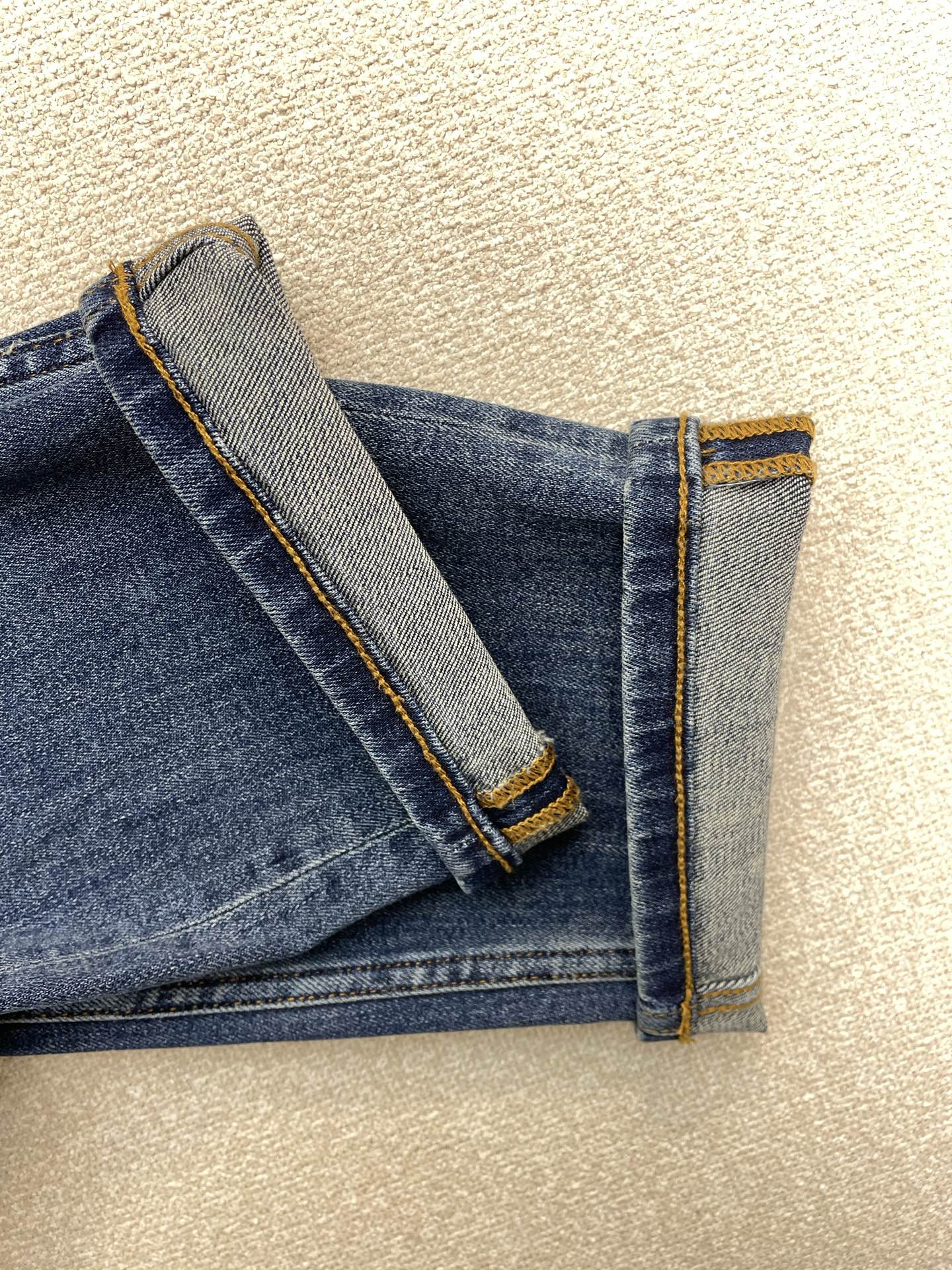 。Burberry巴宝莉💥砸锅卖铁都要上的新款！新款休闲牛仔裤👖 高端版本！专柜定制面料 透气舒适度高，