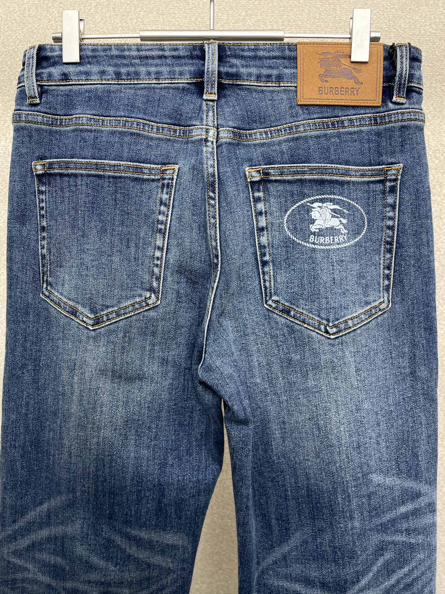 。Burberry巴宝莉💥砸锅卖铁都要上的新款！新款休闲牛仔裤👖 高端版本！专柜定制面料 透气舒适度高，