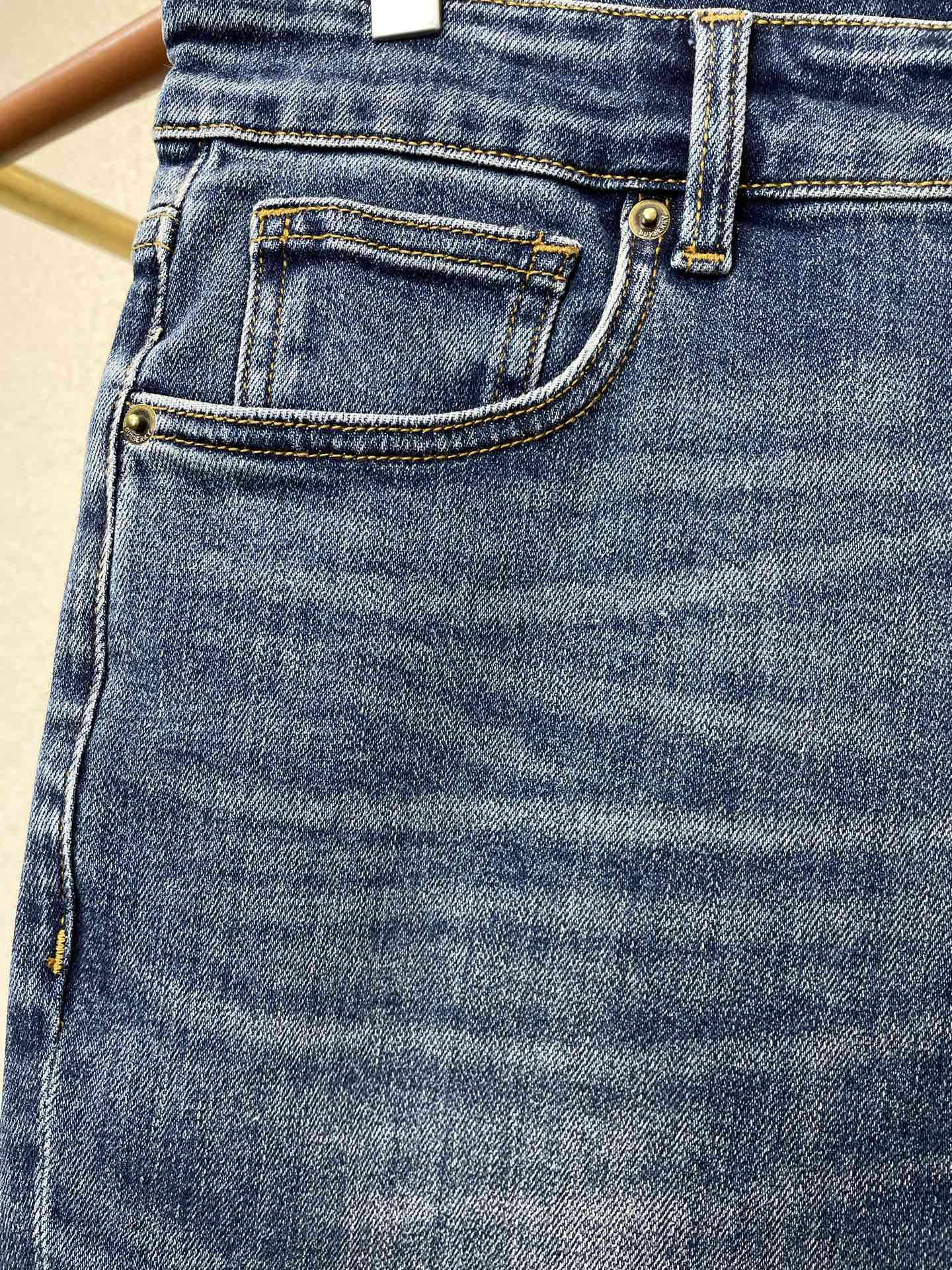 。Burberry巴宝莉💥砸锅卖铁都要上的新款！新款休闲牛仔裤👖 高端版本！专柜定制面料 透气舒适度高，