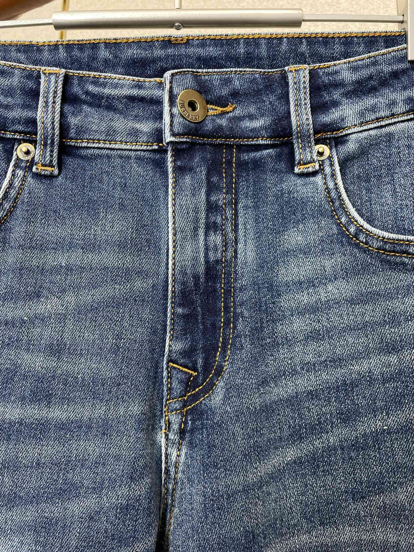 。Burberry巴宝莉💥砸锅卖铁都要上的新款！新款休闲牛仔裤👖 高端版本！专柜定制面料 透气舒适度高，