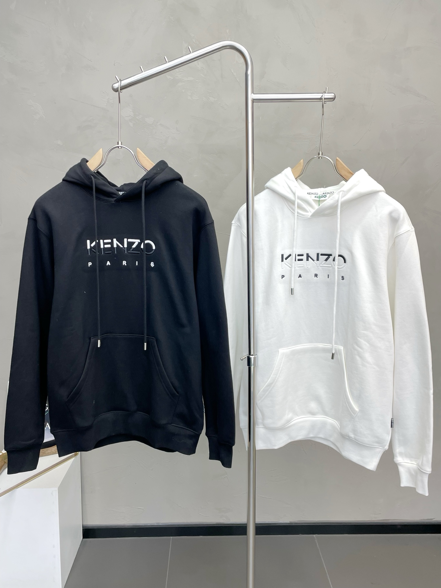 NO:654541,.KENZO exclusively supplies new original men's casual hooded sweatshirts. High-end customization. High version. Fashionable and versatile imported fabrics. Lined with velvet to keep warm. Super soft and delicate feel. Skin-friendly and comfortable to wear. High-end boutique. The upper body is exquisitely made by the factory. Men's must-have items. Three standards are complete. Size M-2XL, hoodie, sweatshirts, hats, alexander wang19860909.KENZO肯佐独家专供新款原单男士休闲连帽卫衣 高端定制 高版本 时尚百搭爆款进口面料 内里加绒保暖 手感超柔软细腻 穿着亲肤舒适 高端精品 代工厂精细做上身非常赞 男士必备单品 三标齐全 码数M-2XL,,hoodie,sweatshirts,hats,alexander wang,Men's clothing