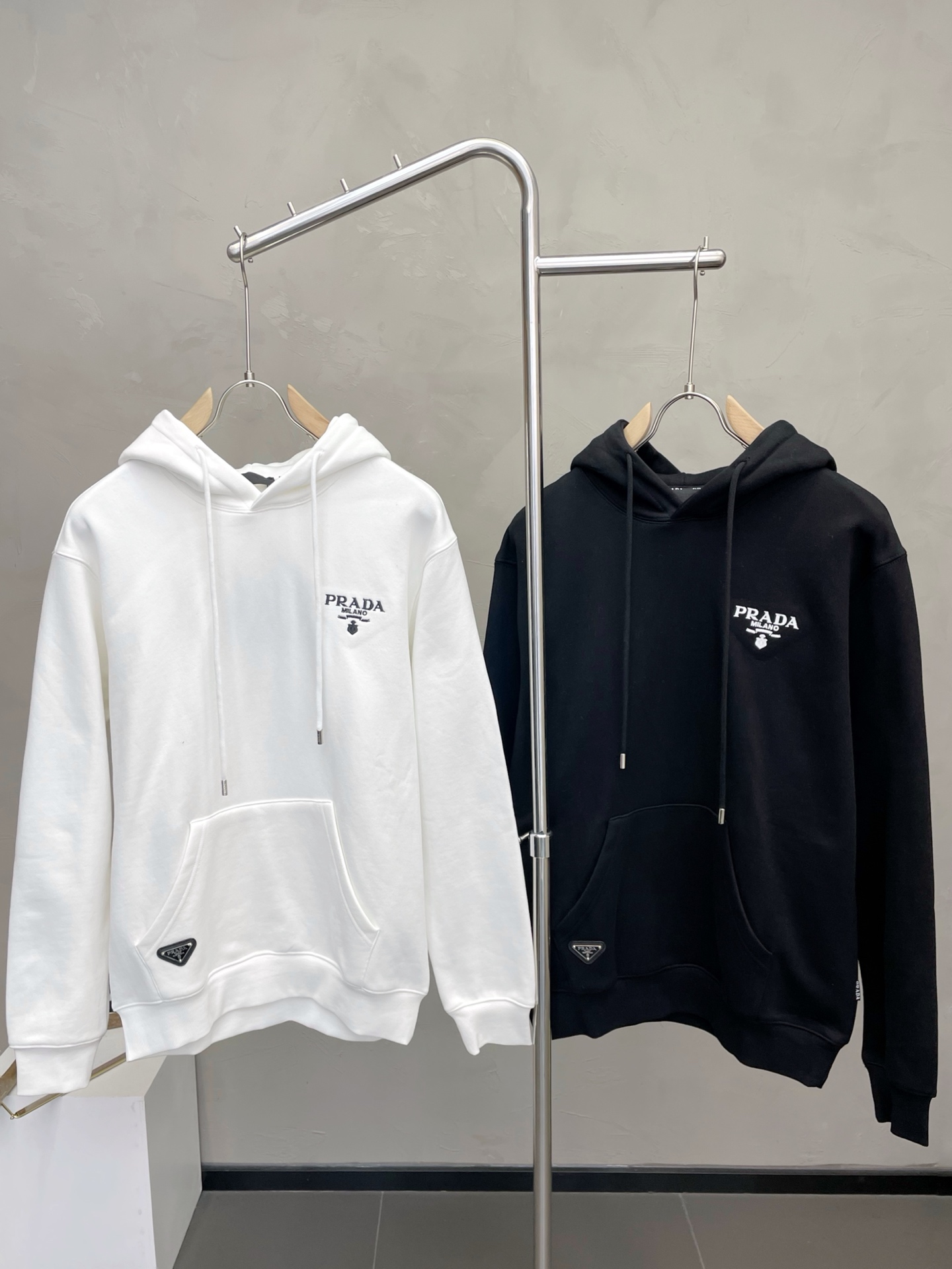 NO:656892,.Prada exclusively offers new original men's casual hooded sweatshirts. High-end customization. High version. Fashionable and versatile imported fabrics. Lined with velvet to keep warm. Super soft and delicate to the touch. Skin-friendly and comfortable to wear. High-end boutique. The upper body is finely made by the factory. It is a must-have item for men. Three standards are complete. Size M-2XL, prada, prada, hoodie, sweatshirts, hats, alexander wang19860909.Prada普拉达独家专供新款原单男士休闲连帽卫衣 高端定制 高版本 时尚百搭爆款进口面料 内里加绒保暖 手感超柔软细腻 穿着亲肤舒适 高端精品 代工厂精细做上身非常赞 男士必备单品 三标齐全 码数M-2XL,,prada,prada,hoodie,sweatshirts,hats,alexander wang,Men's clothing