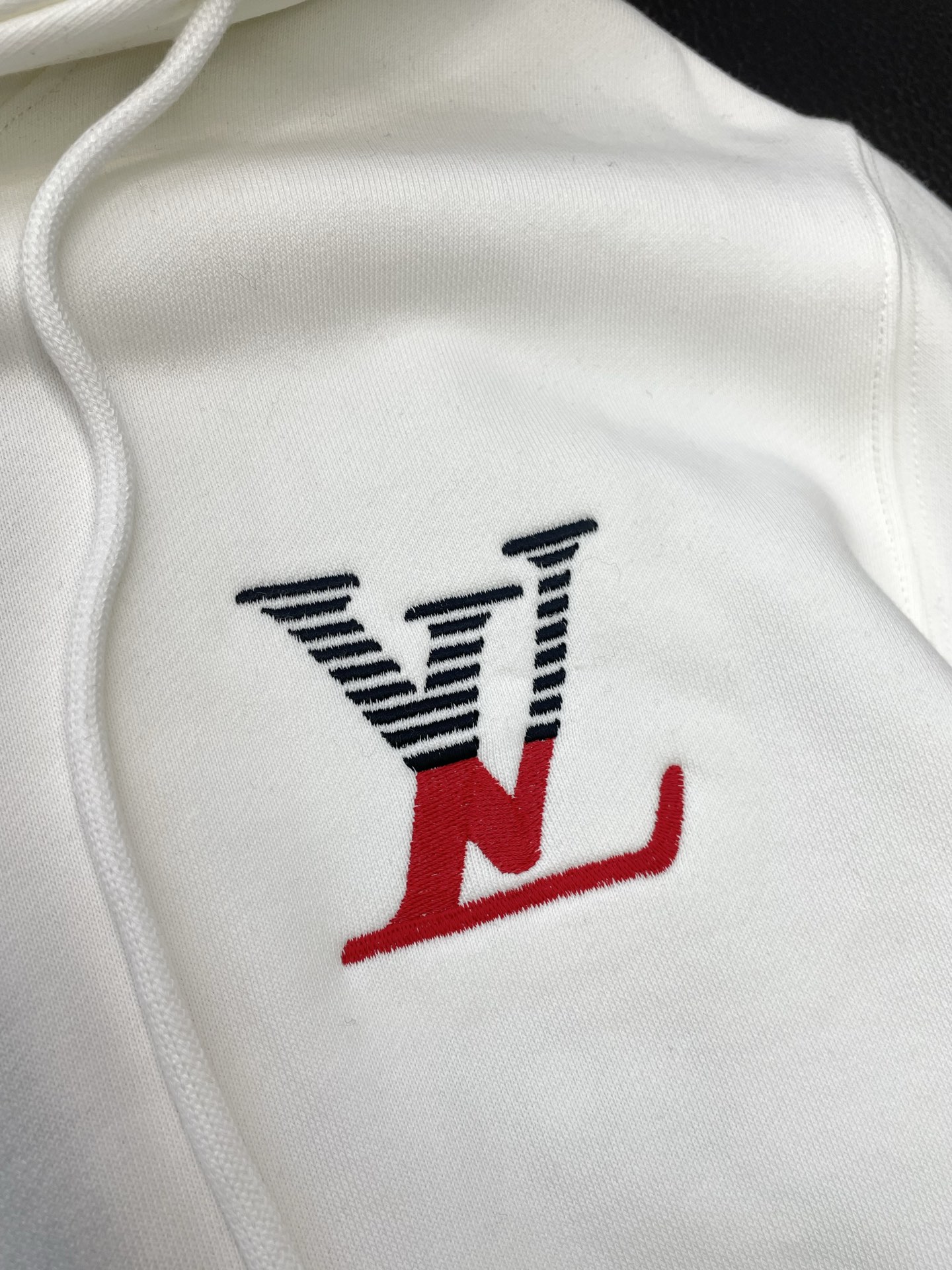 。Louis Vuitton路易威登💥砸锅卖铁都要上的新款！新款原单男士休闲连帽卫衣 高端定制 高版本 