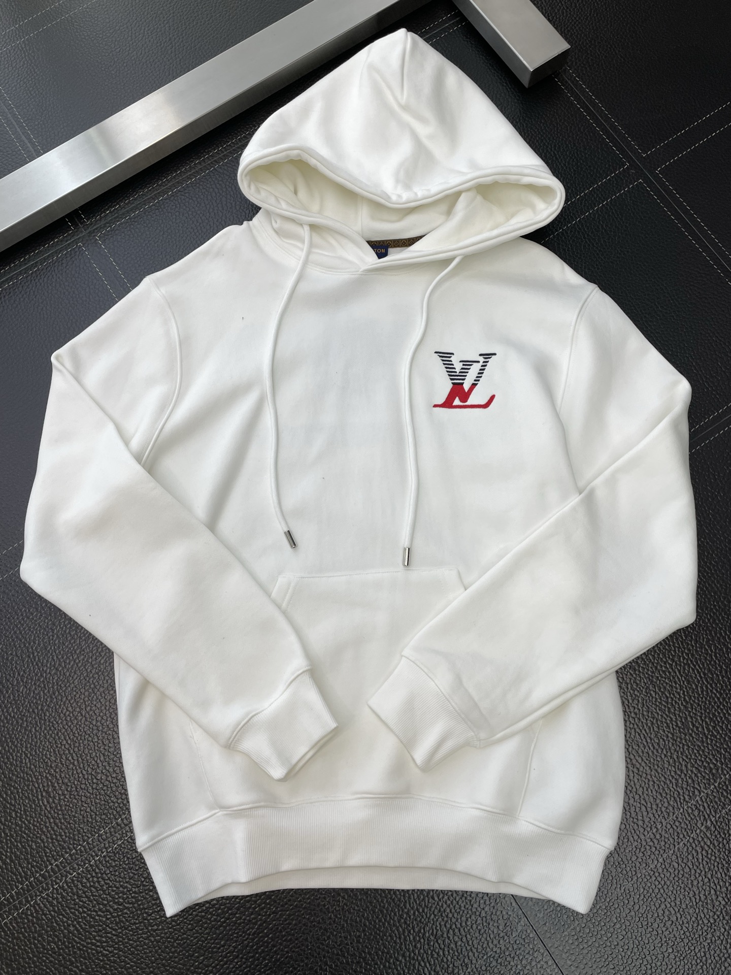 。Louis Vuitton路易威登💥砸锅卖铁都要上的新款！新款原单男士休闲连帽卫衣 高端定制 高版本 