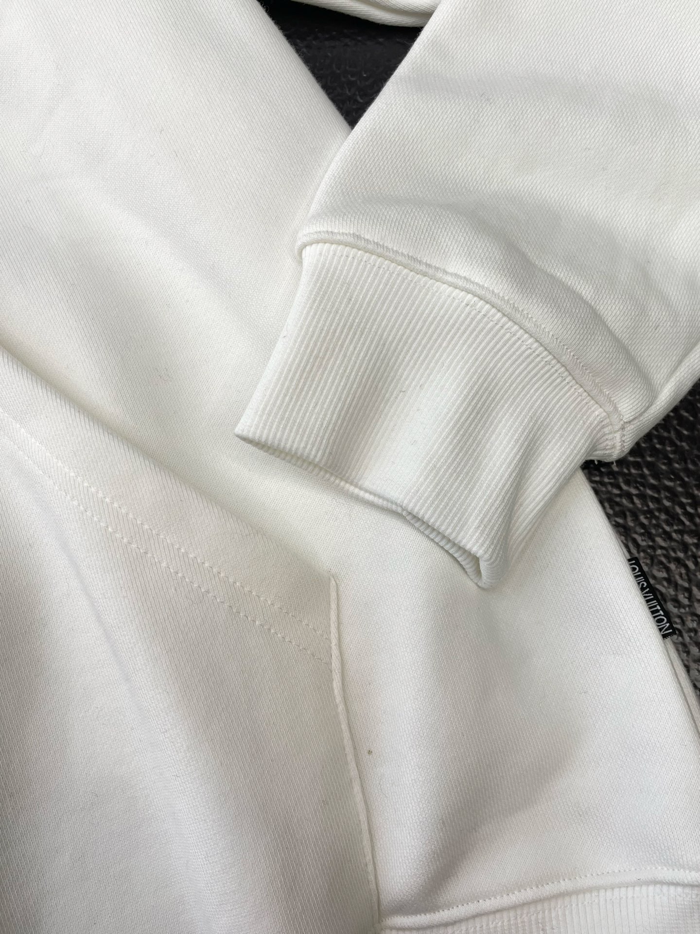 。Louis Vuitton路易威登💥砸锅卖铁都要上的新款！新款原单男士休闲连帽卫衣 高端定制 高版本 