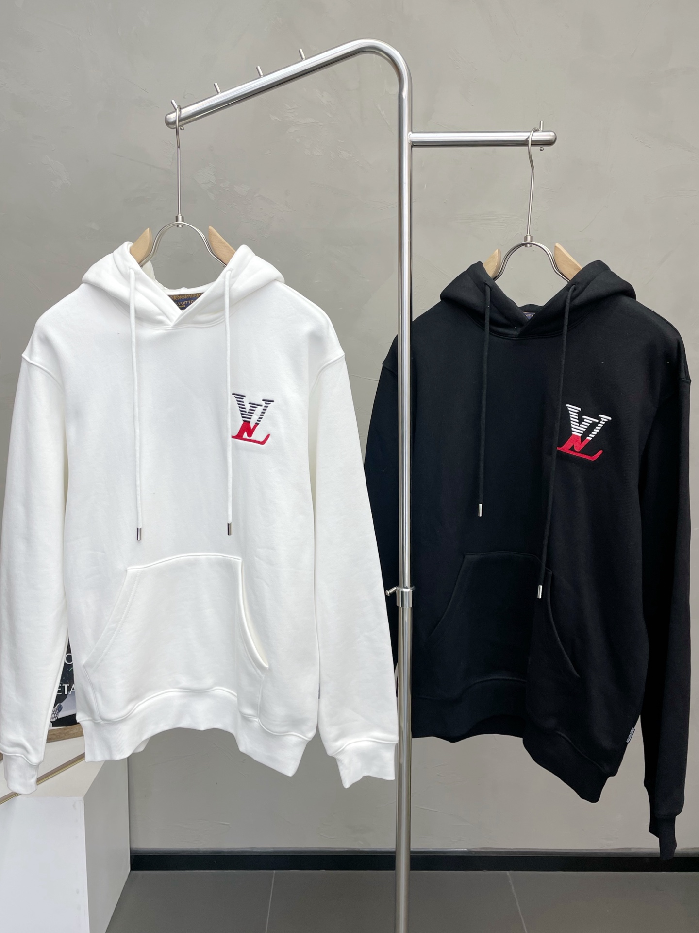 NO:654552,.Louis Vuitton Louis Vuitton exclusively provides new original men's casual hooded sweatshirts. High-end customization. High version. Fashionable and versatile imported fabrics. Velvet lining to keep warm. Super soft and delicate feel. Skin-friendly and comfortable to wear. High-end boutique. The upper body made by the factory is very good. Men's essential items. Three standards are complete. Size M-2XL,,louis vuitton,louis vuitton,hoodie,sweatshirts,hats,alexander  wang19860909.Louis Vuitton路易威登独家专供新款原单男士休闲连帽卫衣 高端定制 高版本 时尚百搭爆款进口面料 内里加绒保暖 手感超柔软细腻 穿着亲肤舒适 高端精品 代工厂精细做上身非常赞 男士必备单品 三标齐全 码数M-2XL,,louis vuitton,louis vuitton,hoodie,sweatshirts,hats,alexander wang,Men's clothing