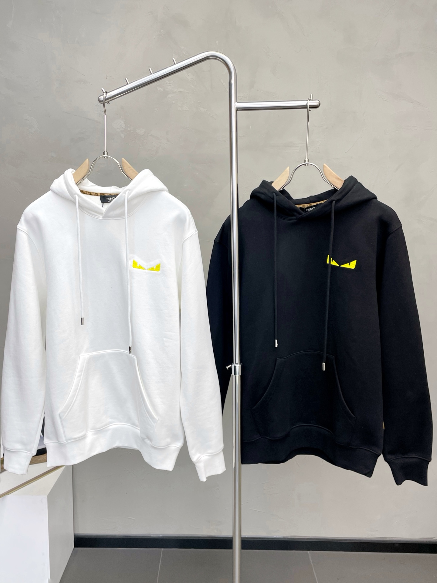 NO:654562,.FENDI Fendi exclusively provides new original men's casual hooded sweatshirts. High-end customization. High version. Fashionable and versatile imported fabrics. Lined with velvet to keep warm. Super soft and delicate feel. Skin-friendly and comfortable to wear. High-end boutique. The upper body is finely made by the factory. It is a must-have item for men. Three standards are complete. Size M-2XL,,fendi,fendi,hoodie,sweatshirts,hats,alexander wang19860909.FENDI芬迪独家专供新款原单男士休闲连帽卫衣 高端定制 高版本 时尚百搭爆款进口面料 内里加绒保暖 手感超柔软细腻 穿着亲肤舒适 高端精品 代工厂精细做上身非常赞 男士必备单品 三标齐全 码数M-2XL,,fendi,fendi,hoodie,sweatshirts,hats,alexander wang,Men's clothing