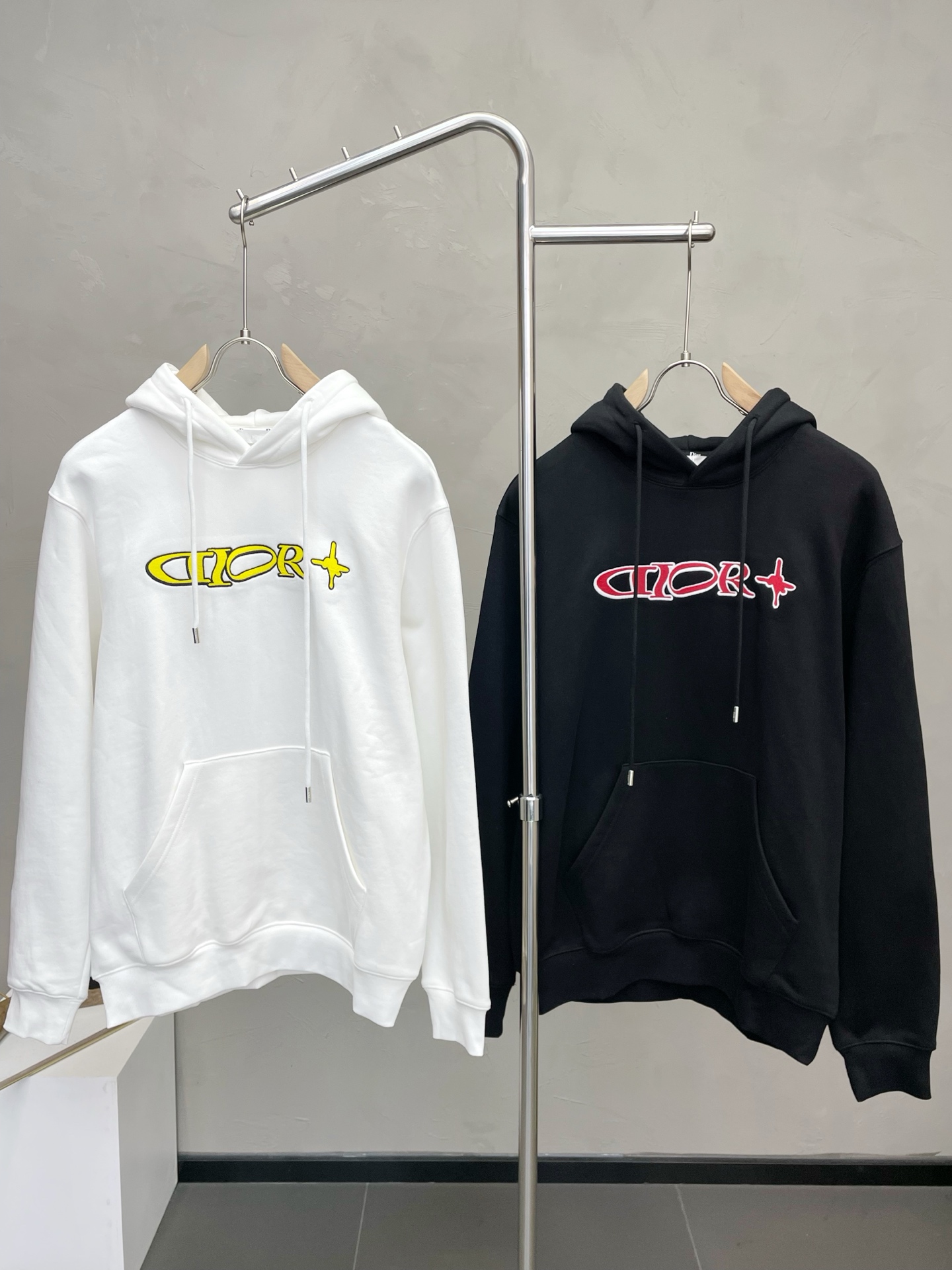 NO:656880,.Dior Dior exclusively provides new original men's casual hooded sweatshirts. High-end customization. High version. Fashionable and versatile imported fabrics. Lined with velvet to keep warm. Super soft and delicate feel. Skin-friendly and comfortable to wear. High-end boutique. The upper body is finely made by the factory. It is a must-have item for men. Three standards are complete. Size M-2XL, dior, dior, hoodie, sweatshirts, hats, alexander wang19860909.Dior迪奥独家专供新款原单男士休闲连帽卫衣 高端定制 高版本 时尚百搭爆款进口面料 内里加绒保暖 手感超柔软细腻 穿着亲肤舒适 高端精品 代工厂精细做上身非常赞 男士必备单品 三标齐全 码数M-2XL,,dior,dior,hoodie,sweatshirts,hats,alexander wang,Men's clothing