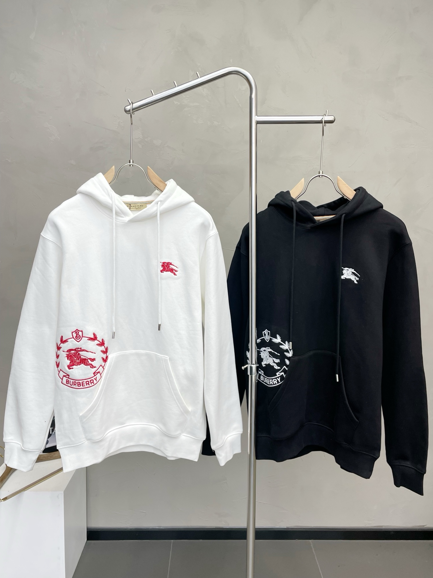 NO:654569,.Burberry exclusively offers new original men's casual hooded sweatshirts. High-end customization. High version. Fashionable and versatile imported fabrics. Lined with velvet to keep warm. Super soft and delicate to the touch. Skin-friendly and comfortable to wear. High-end boutique. The upper body is finely made by the factory. It is a must-have item for men. Three complete standards. Size M-2XL,,burberry,burberry,hoodie,sweatshirts,hats,alexander wang19860909.Burberry巴宝莉独家专供新款原单男士休闲连帽卫衣 高端定制 高版本 时尚百搭爆款进口面料 内里加绒保暖 手感超柔软细腻 穿着亲肤舒适 高端精品 代工厂精细做上身非常赞 男士必备单品 三标齐全 码数M-2XL,,burberry,burberry,hoodie,sweatshirts,hats,alexander wang,Men's clothing