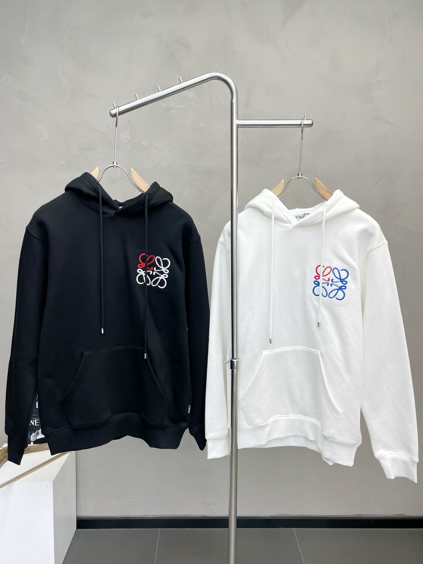 NO:661297,.LOEWE exclusively supplies new original men's casual hooded sweatshirts, high-end customization, high version, fashionable and versatile imported fabrics, velvet lining to keep warm, super soft and delicate to wear, skin-friendly and comfortable to wear, high-end boutique, factory finely made upper body is very good, men's must-have items, complete three standards, size M-2XL,,loewe,loewe,hoodie,sweatshirts,hats, 19860909.LOEWE罗意威独家专供新款原单男士休闲连帽卫衣 高端定制 高版本 时尚百搭爆款进口面料 内里加绒保暖 手感超柔软细腻 穿着亲肤舒适 高端精品 代工厂精细做上身非常赞 男士必备单品 三标齐全 码数M-2XL,,loewe,loewe,hoodie,sweatshirts,hats, ,Men's clothing