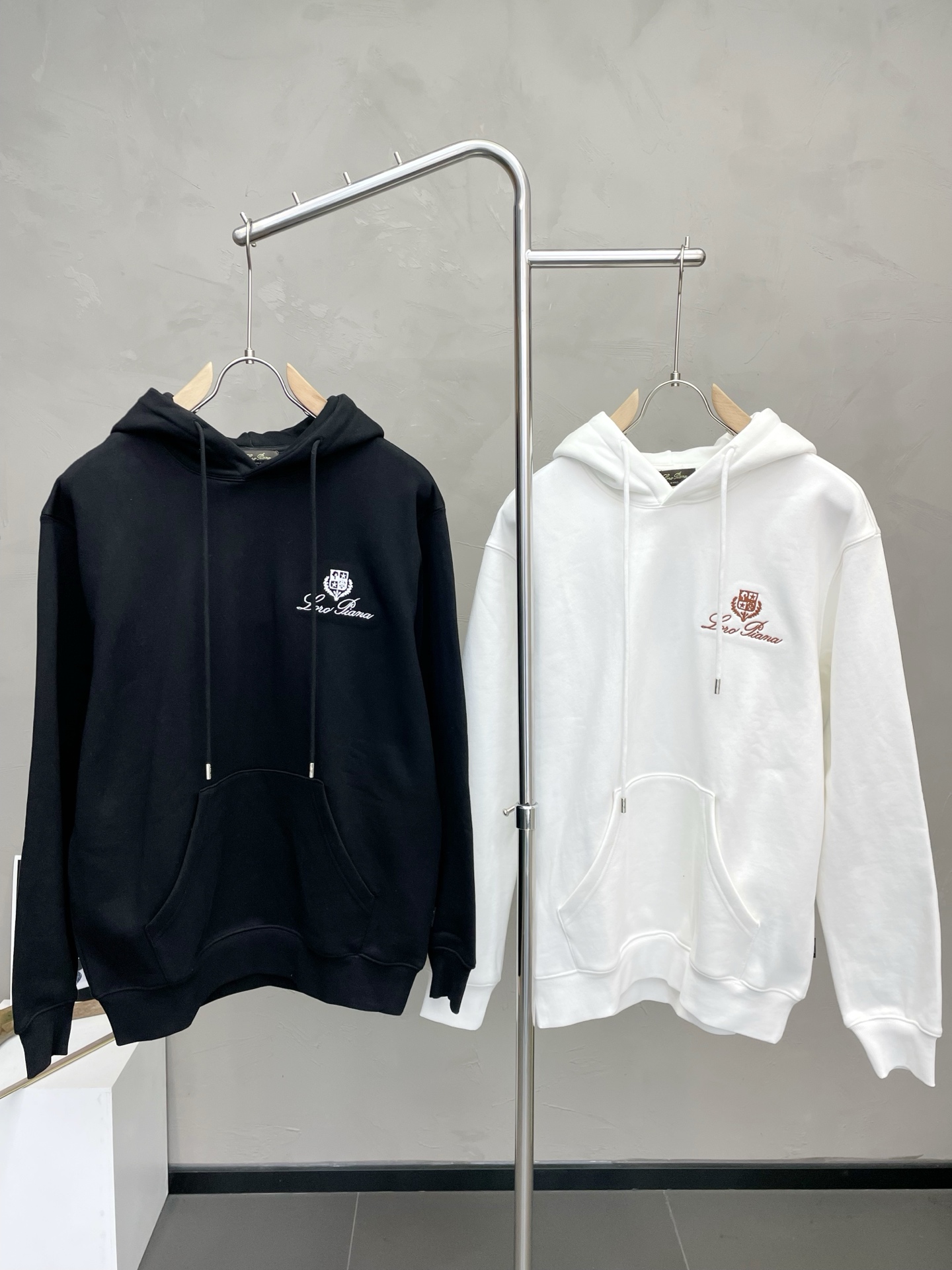 NO:654577,.LP-Loro Piana exclusively provides new original men's casual hooded sweatshirts. High-end customization. High version. Fashionable and versatile imported fabrics. Velvet lining to keep warm. Super soft and delicate feel. Skin-friendly and comfortable to wear. High-end boutique. The upper body is exquisitely made by the factory. Men's must-have items. Three standards are complete. Size M-2XL,,loro piana,loro piana,hoodie,sweatshirts,hats,alexander wang19860909.LP-Loro Piana诺悠翩雅独家专供新款原单男士休闲连帽卫衣 高端定制 高版本 时尚百搭爆款进口面料 内里加绒保暖 手感超柔软细腻 穿着亲肤舒适 高端精品 代工厂精细做上身非常赞 男士必备单品 三标齐全 码数M-2XL,,loro piana,loro piana,hoodie,sweatshirts,hats,alexander wang,Men's clothing