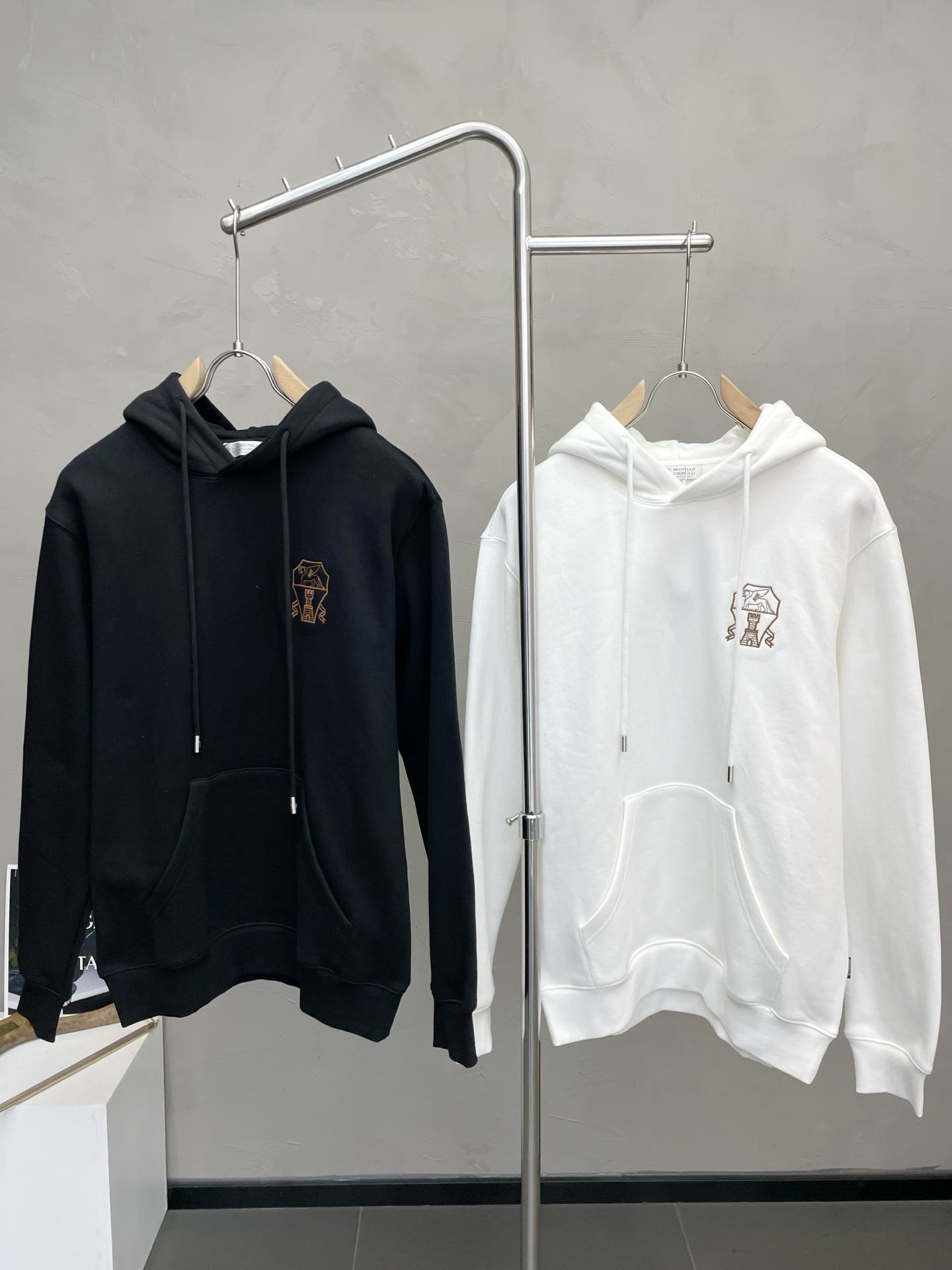 NO:656903,.BC-Brunello Cucineli Brunello Cucineli exclusively provides the latest fashionable hooded and fleece sweatshirts. Jackets with classic design and great looks. The quality is impeccable. Quality control allows you to buy it directly. It is a high-end product that cannot be faulted! You can feel its powerful aura through the detailed pictures. It has a remarkable effect of gathering heat and keeping warm, so you don’t have to worry about getting a little chilly! Both fashionable and functional, the whole style looks more luxurious! Size M-2XL,, brunello cucinelli,hoodie,sweatshirts,jackets & coats,hats,alexander wang19860909.BC-Brunello Cucineli 布鲁内洛·库奇内利独家专供最新时尚连帽加绒卫衣 经典设计感与颜值爆棚的外套,品质更是无法挑剔品控可以直接入手,不容过错的高端臻品！通过细节图片便可感受到它强悍的气场,聚温保暖效果显著,完全不用担心会有一点寒意！时尚与功能性兼备,整款显得更加的奢华大气！ 尺码M-2XL,,brunello cucinelli,hoodie,sweatshirts,jackets & coats,hats,alexander wang,Men's clothing