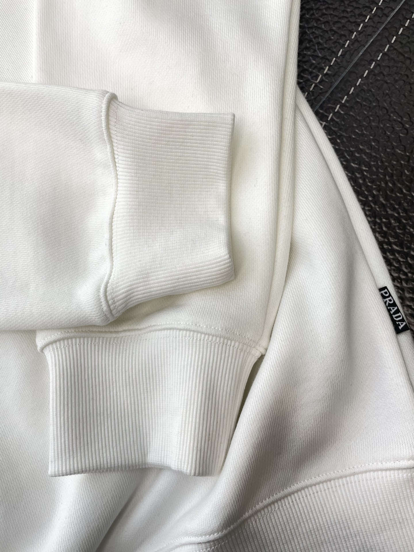 。Prada普拉达💥砸锅卖铁都要上的新款！新款原单男士休闲卫衣 高端定制 高版本 时尚百搭爆款⚠️⚠️✨