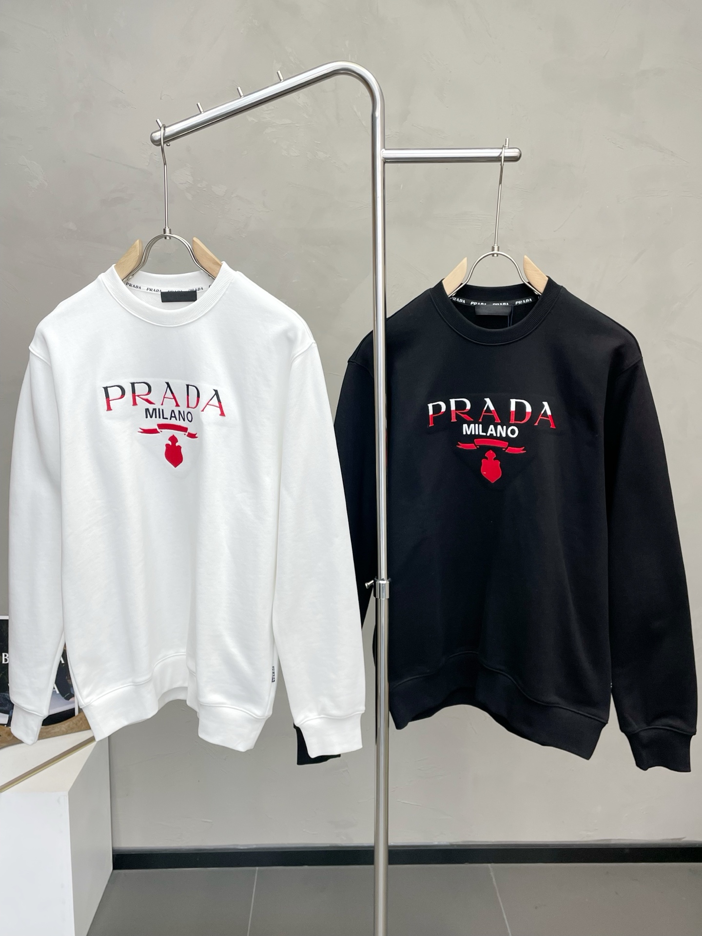 NO:654585,.Prada exclusively supplies new original men's casual sweatshirts, high-end customization, high version, fashionable and versatile imported fabrics, super soft and delicate to the touch, skin-friendly and comfortable to wear, high-end boutique, exquisite upper body made by the factory, very good, a must-have item for men, complete with three standards, size M-2XL,, prada, prada, hoodie, sweatshirts, alexander wang19860909.Prada普拉达独家专供新款原单男士休闲卫衣 高端定制 高版本 时尚百搭爆款进口面料 手感超柔软细腻 穿着亲肤舒适 高端精品 代工厂精细做上身非常赞 男士必备单品 三标齐全 码数M-2XL,,prada,prada,hoodie,sweatshirts,alexander wang,Men's clothing