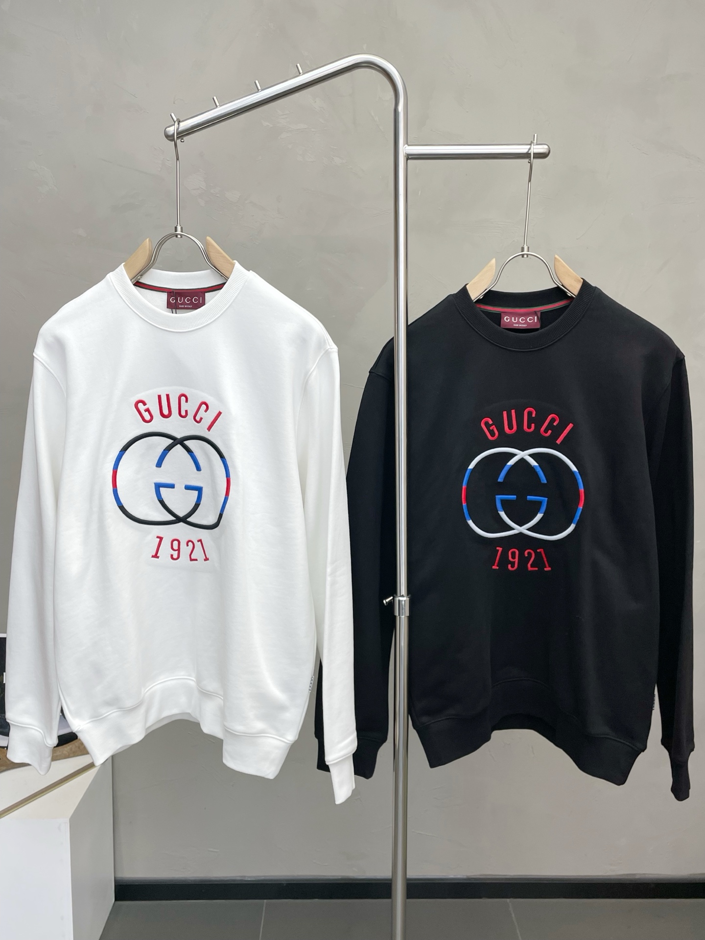 NO:661312,.Gucci Gucci exclusively provides new original men's casual sweatshirts. High-end customization. High version. Fashionable and versatile imported fabrics. Super soft and delicate feel. Skin-friendly and comfortable to wear. High-end boutique. The upper body is finely made by the factory. It is a must-have item for men. Complete with three standards. Size M-2XL,,gucci,gucci,hoodie,sweatshirts, 19860909.Gucci古驰独家专供新款原单男士休闲卫衣 高端定制 高版本 时尚百搭爆款进口面料 手感超柔软细腻 穿着亲肤舒适 高端精品 代工厂精细做上身非常赞 男士必备单品 三标齐全 码数M-2XL,,gucci,gucci,hoodie,sweatshirts, ,Men's clothing