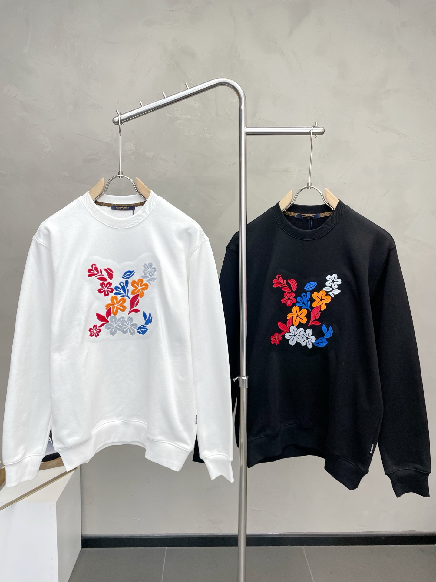 NO:654618,.Louis Vuitton Louis Vuitton exclusively provides new original men's casual sweatshirts. High-end customization. High version. Fashionable and versatile imported fabrics. Super soft and delicate feel. Skin-friendly and comfortable to wear. High-end boutique. The upper body is finely made by the factory. It is a must-have item for men. Three standards are complete. Size M-2XL,,louis vuitton,louis vuitton,hoodie,sweatshirts,alexander wang19860909.Louis Vuitton路易威登独家专供新款原单男士休闲卫衣 高端定制 高版本 时尚百搭爆款进口面料 手感超柔软细腻 穿着亲肤舒适 高端精品 代工厂精细做上身非常赞 男士必备单品 三标齐全 码数M-2XL,,louis vuitton,louis vuitton,hoodie,sweatshirts,alexander wang,Men's clothing