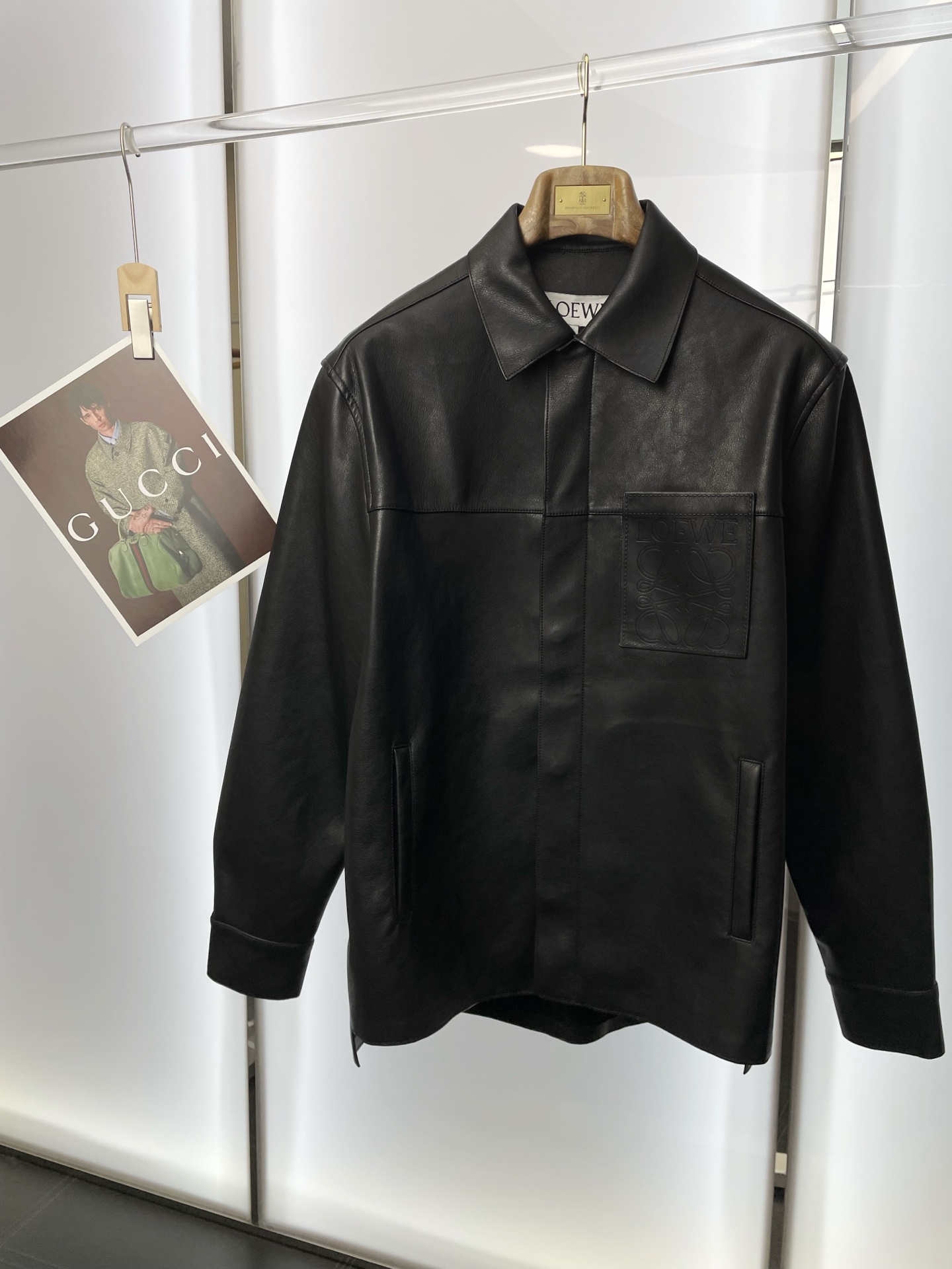 NO:654586,.Loewe exclusively provides the latest autumn and winter fashionable leather jackets, lapel long sleeves, concealed button zipper solid color jackets, leather jackets with classic designs and great looks. The quality is impeccable and quality control allows you to buy it directly. It is a high-end product that cannot be faulted! You can feel its powerful aura through the detailed pictures. It has a remarkable effect of gathering heat and keeping warm, so you don’t have to worry about getting a little chilly! Both fashionable and functional, the whole style looks more luxurious! Size 46.48.50.52,,loewe,loewe,jackets & coats,jackets & coats,leather jacket,alexander wang19860909.Loewe罗意威独家专供最新秋冬时尚皮夹克 翻领长袖暗扣拉链纯色夹克外套 经典设计与颜值爆棚的皮衣 品质更是无法挑剔品控可以直接入手,不容过错的高端臻品！通过细节图片便可感受到它强悍的气场,聚温保暖效果显著,完全不用担心会有一点寒意！时尚与功能性兼备,整款显得更加的奢华大气！ 尺码46.48.50.52,,loewe,loewe,jackets & coats,jackets & coats,leather jacket,alexander wang,Men's clothing