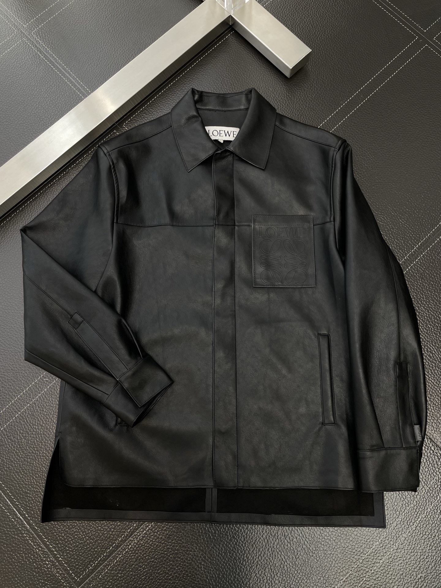 。Loewe罗意威💥砸锅卖铁都要上的新款！最新秋冬时尚皮夹克 翻领长袖暗扣拉链纯色夹克外套 经典设计与颜