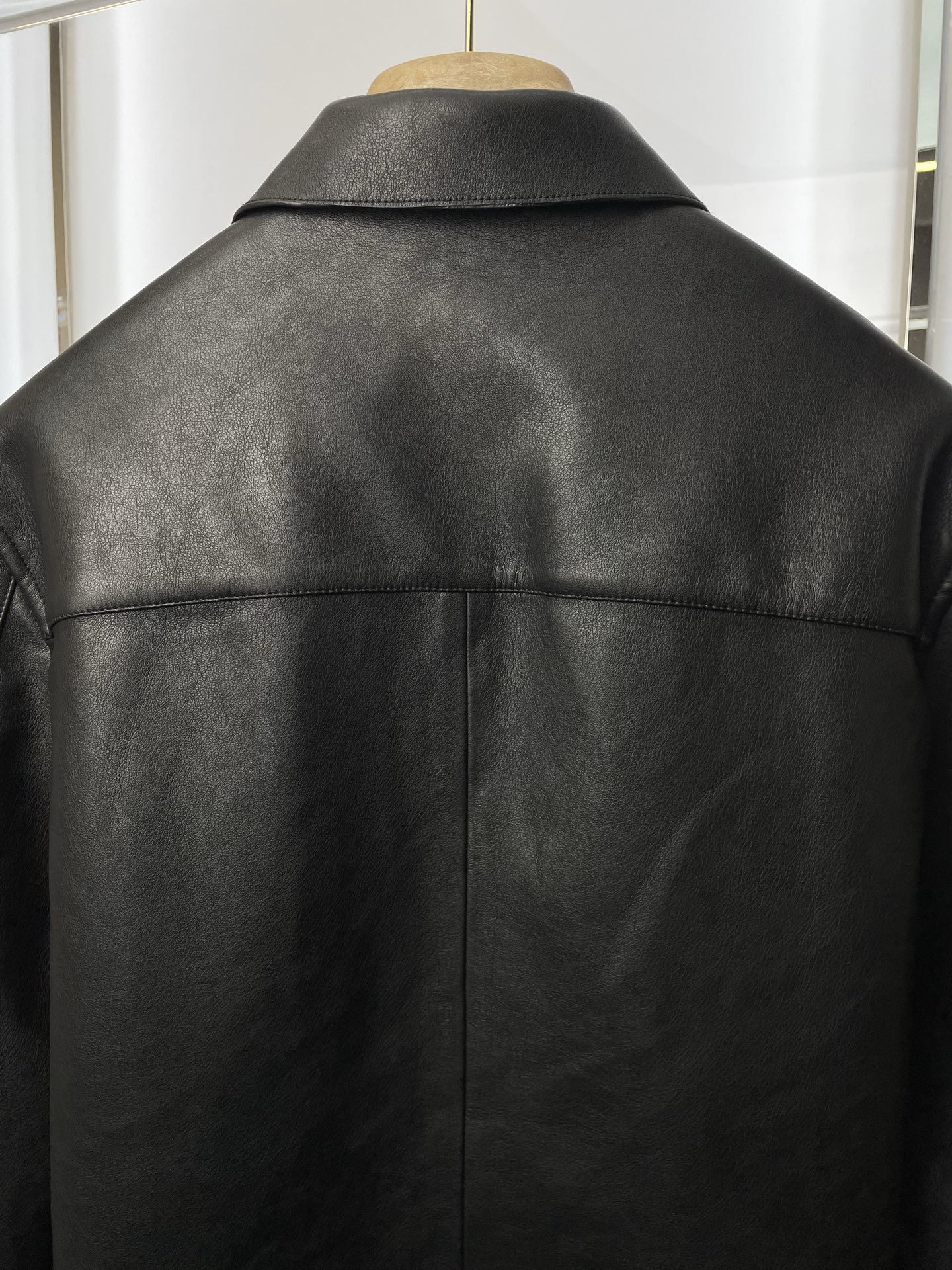 。Loewe罗意威💥砸锅卖铁都要上的新款！最新秋冬时尚皮夹克 翻领长袖暗扣拉链纯色夹克外套 经典设计与颜