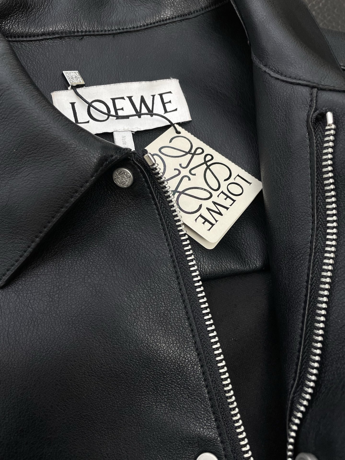 。Loewe罗意威💥砸锅卖铁都要上的新款！最新秋冬时尚皮夹克 翻领长袖暗扣拉链纯色夹克外套 经典设计与颜