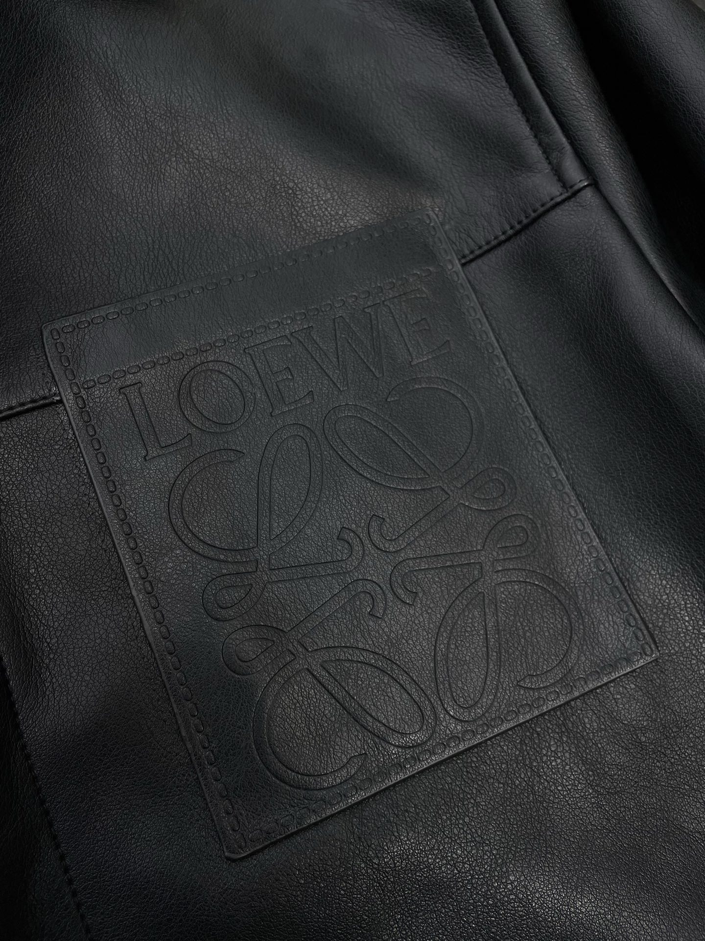 。Loewe罗意威💥砸锅卖铁都要上的新款！最新秋冬时尚皮夹克 翻领长袖暗扣拉链纯色夹克外套 经典设计与颜