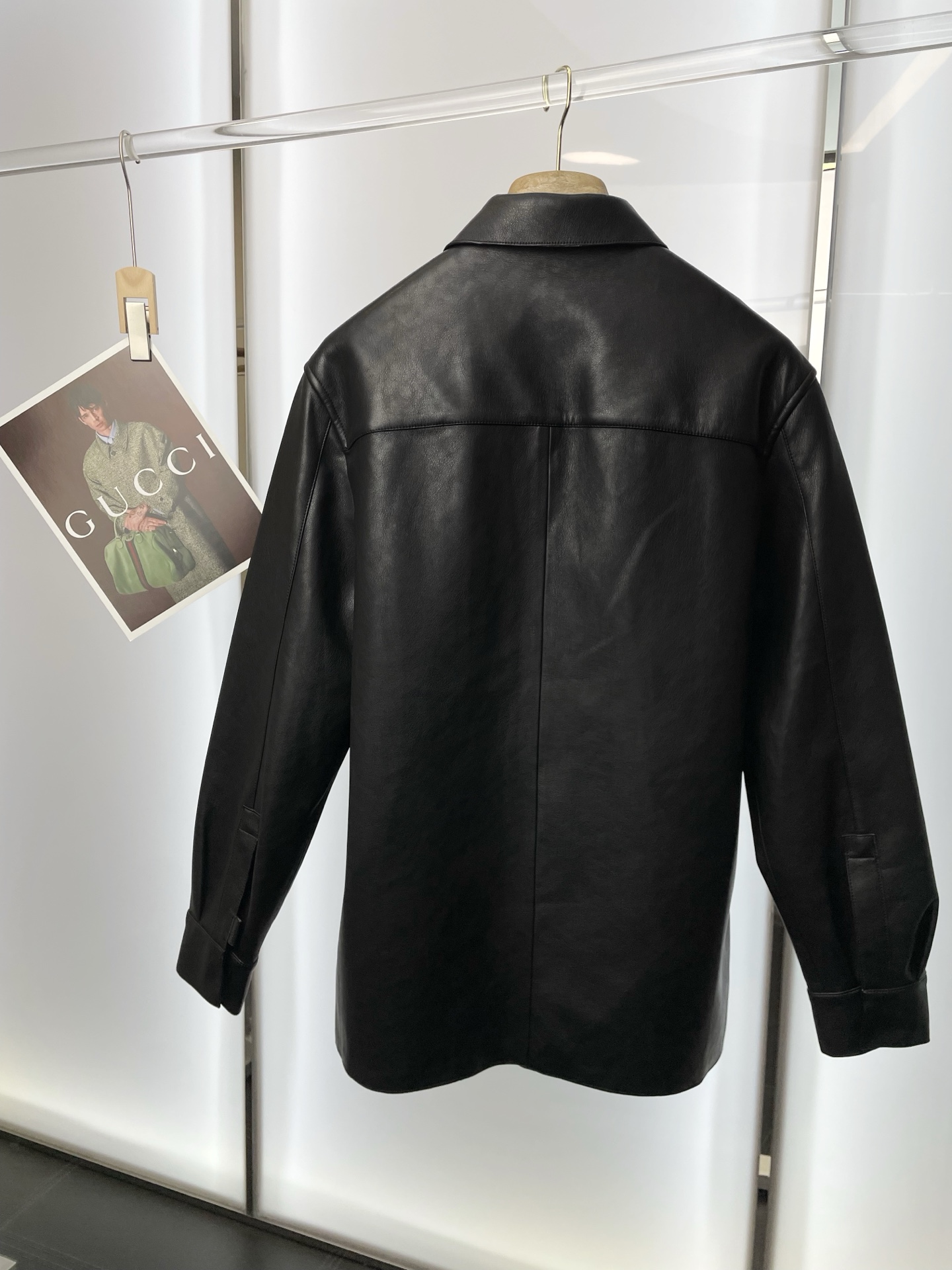 。Loewe罗意威💥砸锅卖铁都要上的新款！最新秋冬时尚皮夹克 翻领长袖暗扣拉链纯色夹克外套 经典设计与颜