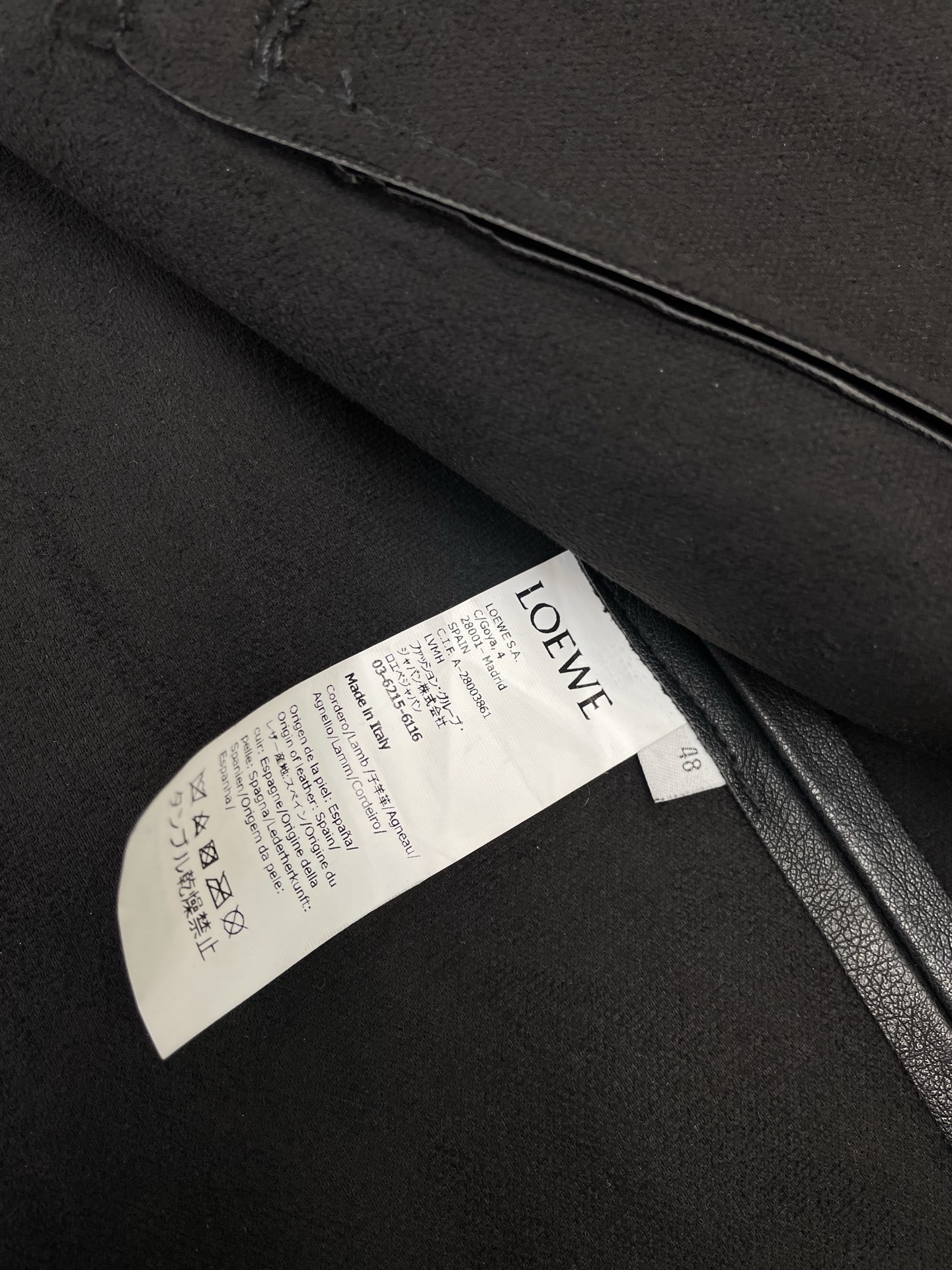 。Loewe罗意威💥砸锅卖铁都要上的新款！最新秋冬时尚皮夹克 翻领长袖暗扣拉链纯色夹克外套 经典设计与颜