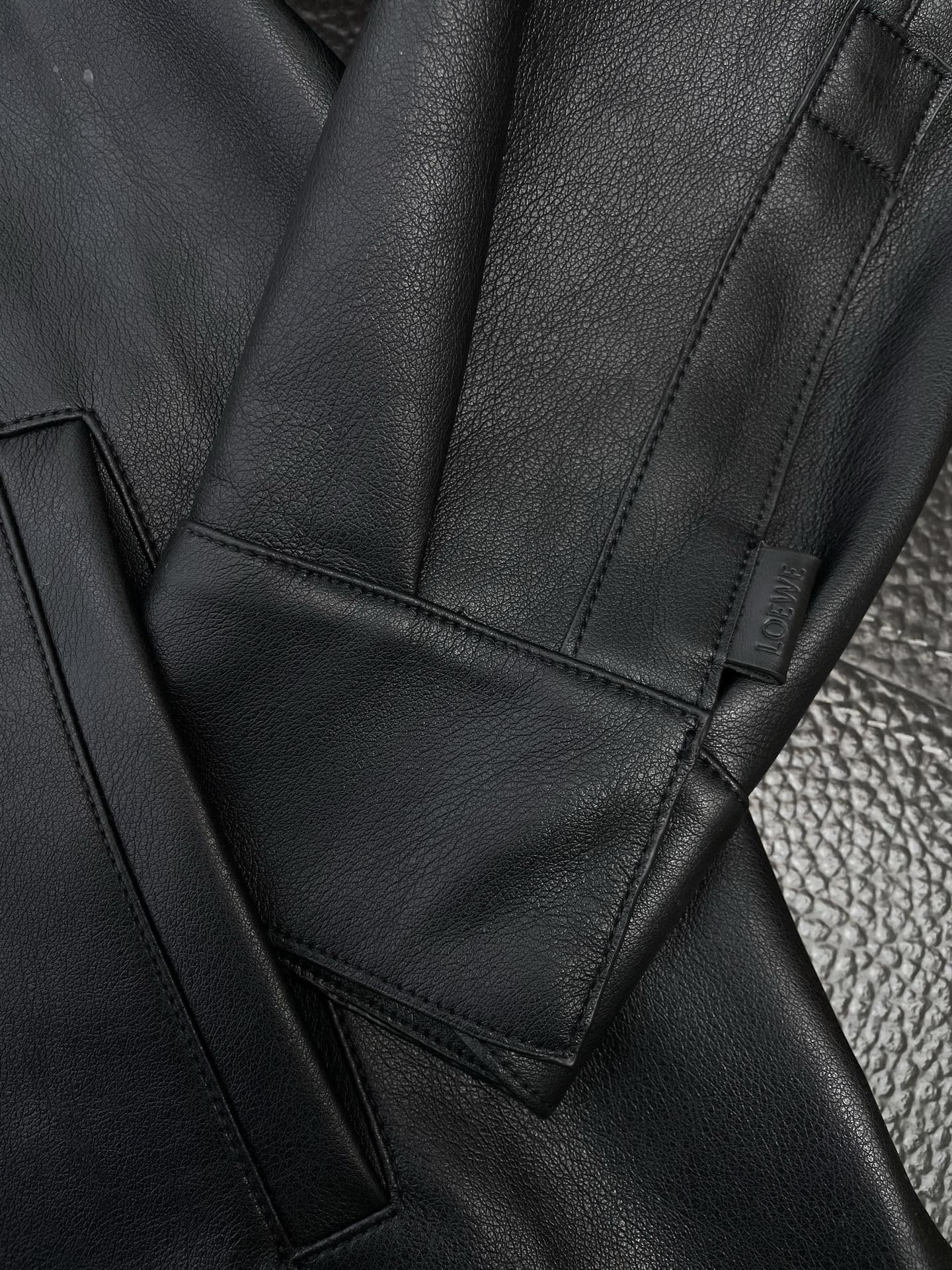 。Loewe罗意威💥砸锅卖铁都要上的新款！最新秋冬时尚皮夹克 翻领长袖暗扣拉链纯色夹克外套 经典设计与颜