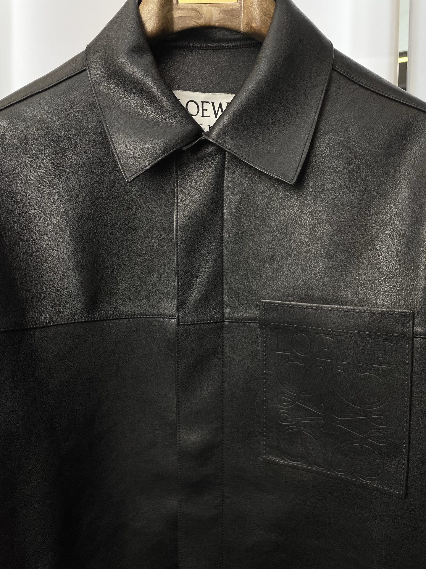 。Loewe罗意威💥砸锅卖铁都要上的新款！最新秋冬时尚皮夹克 翻领长袖暗扣拉链纯色夹克外套 经典设计与颜