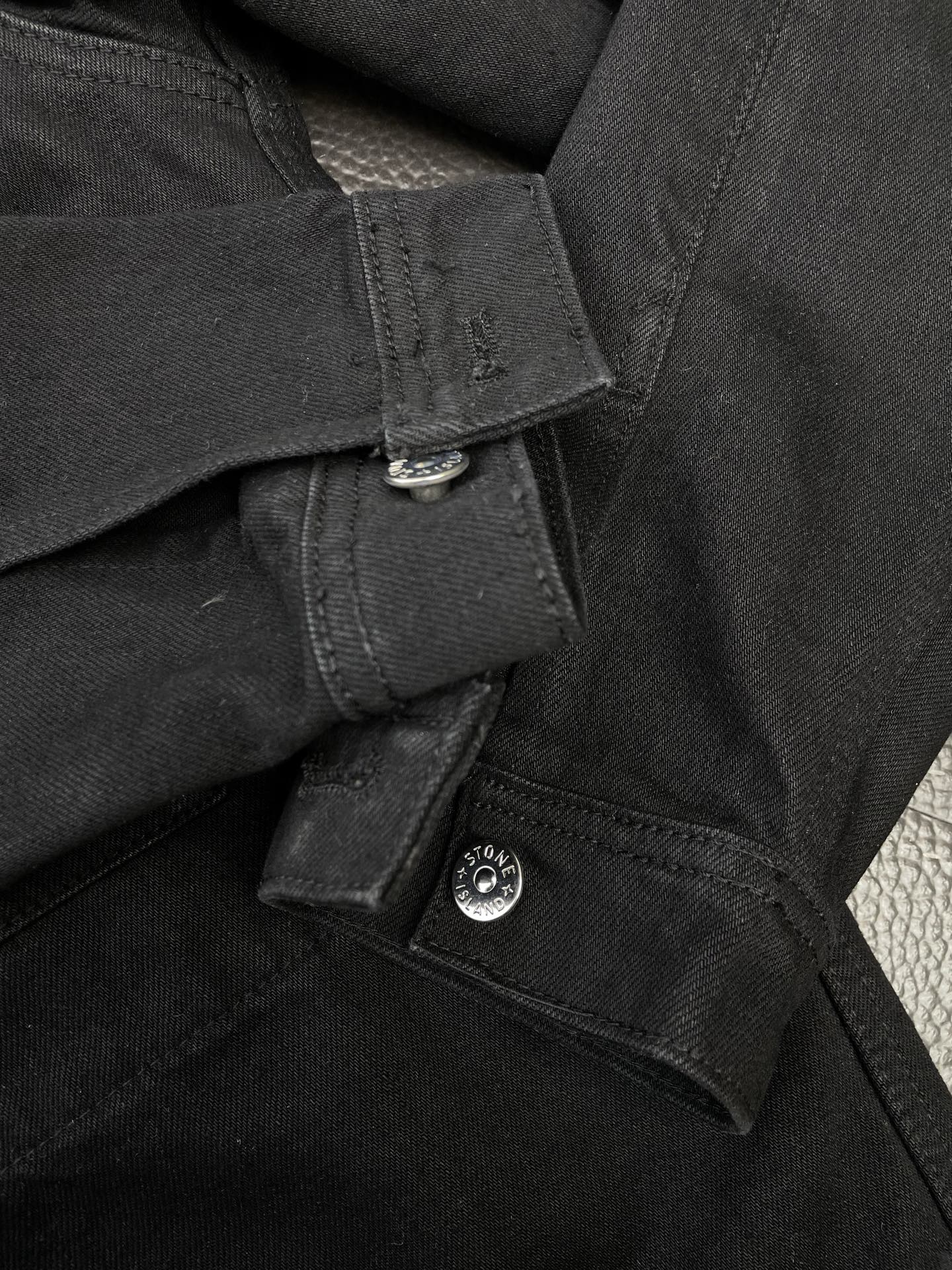 。STONE ISLAND石头岛💥砸锅卖铁都要上的新款！最新时尚牛仔外套 纯色翻领粒扣牛仔夹克外套 经典