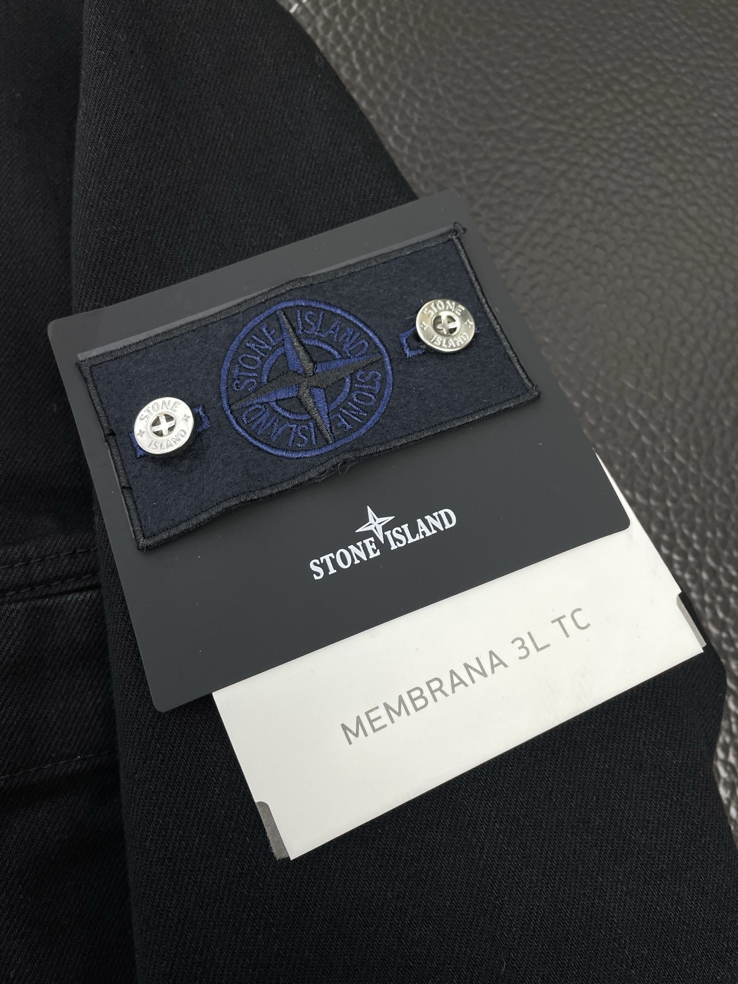 。STONE ISLAND石头岛💥砸锅卖铁都要上的新款！最新时尚牛仔外套 纯色翻领粒扣牛仔夹克外套 经典