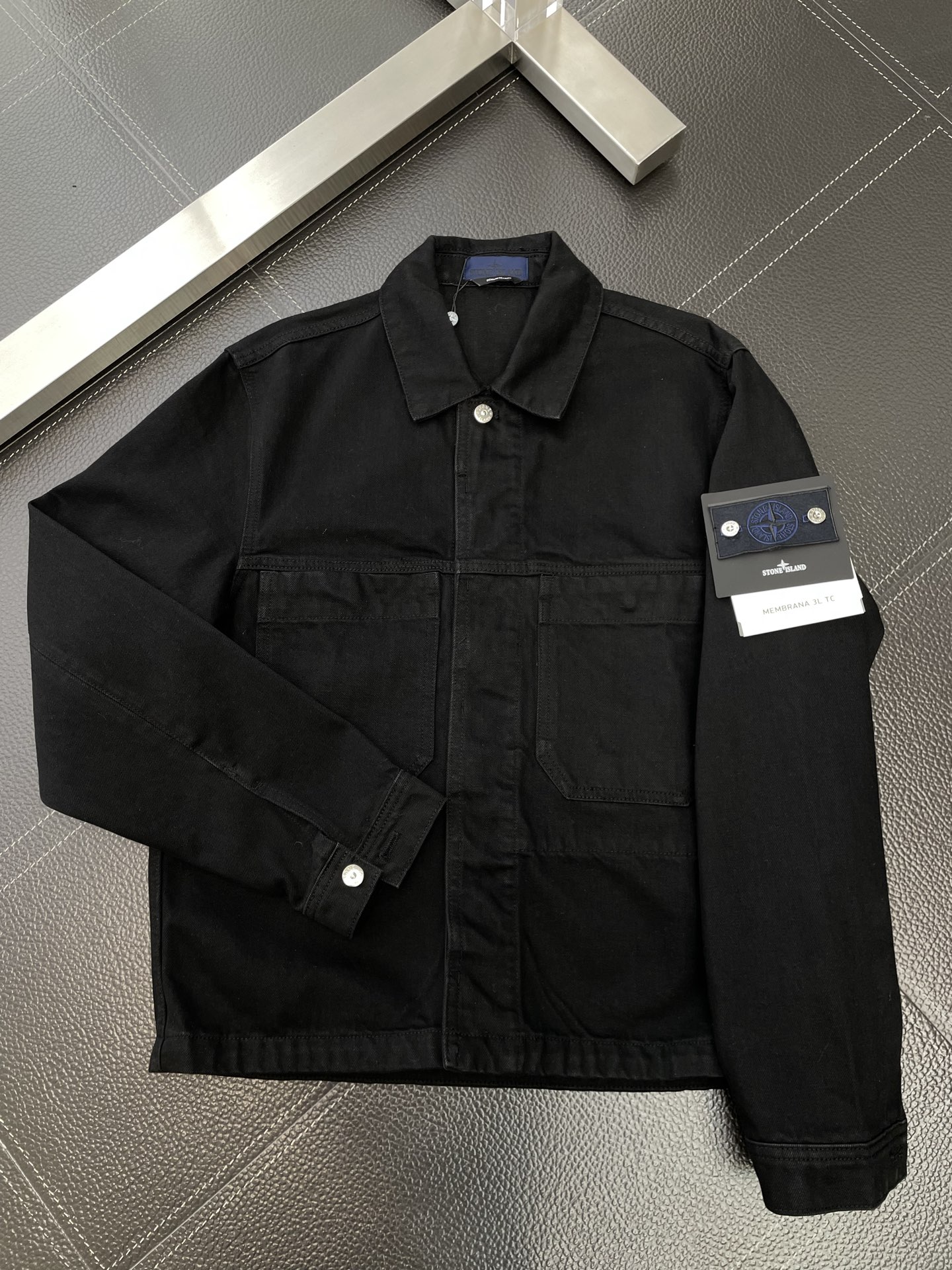 。STONE ISLAND石头岛💥砸锅卖铁都要上的新款！最新时尚牛仔外套 纯色翻领粒扣牛仔夹克外套 经典