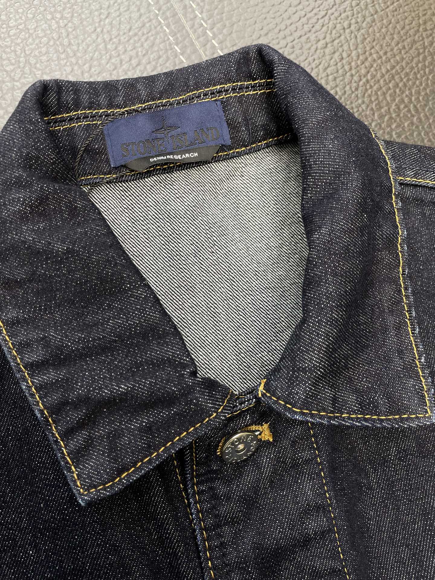 。STONE ISLAND石头岛💥砸锅卖铁都要上的新款！最新时尚牛仔外套 纯色翻领粒扣牛仔夹克外套 经典