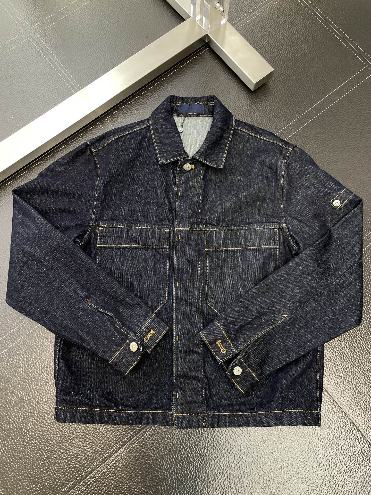 。STONE ISLAND石头岛💥砸锅卖铁都要上的新款！最新时尚牛仔外套 纯色翻领粒扣牛仔夹克外套 经典
