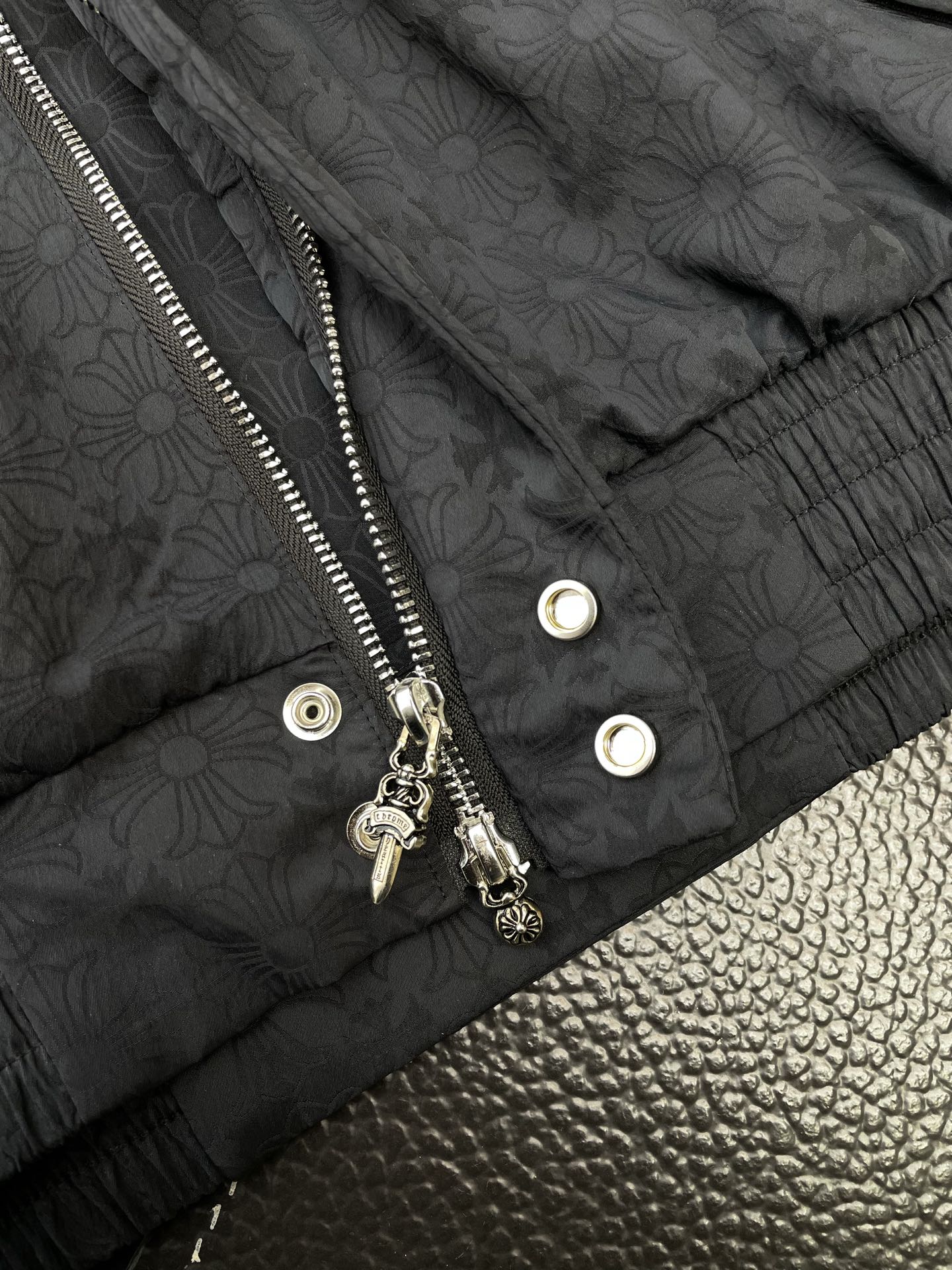 。Chrome hearts克罗心💥砸锅卖铁都要上的新款！最新时尚夹克 纯色克罗心满印暗纹Logo卷轴拉