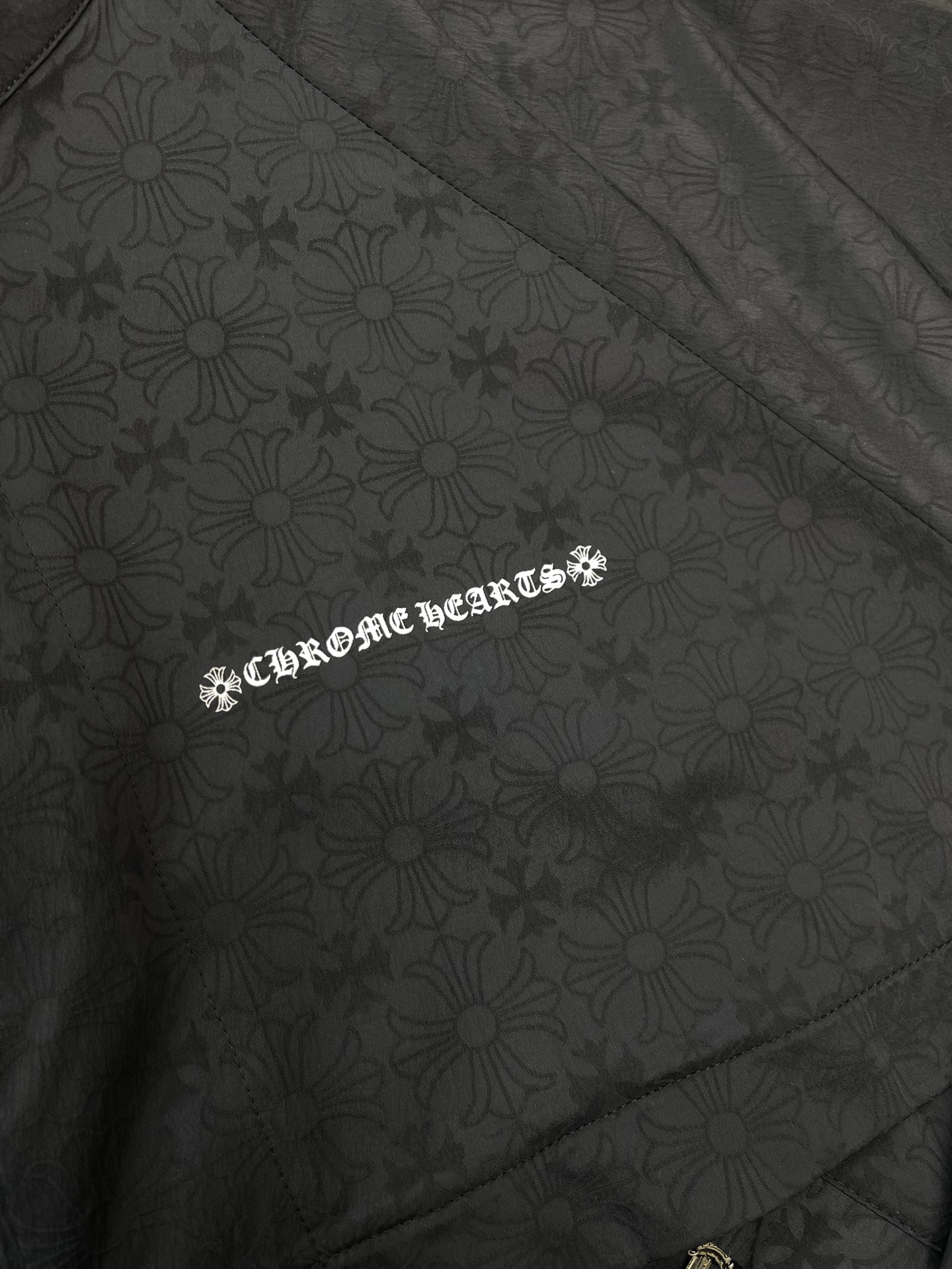 。Chrome hearts克罗心💥砸锅卖铁都要上的新款！最新时尚夹克 纯色克罗心满印暗纹Logo卷轴拉