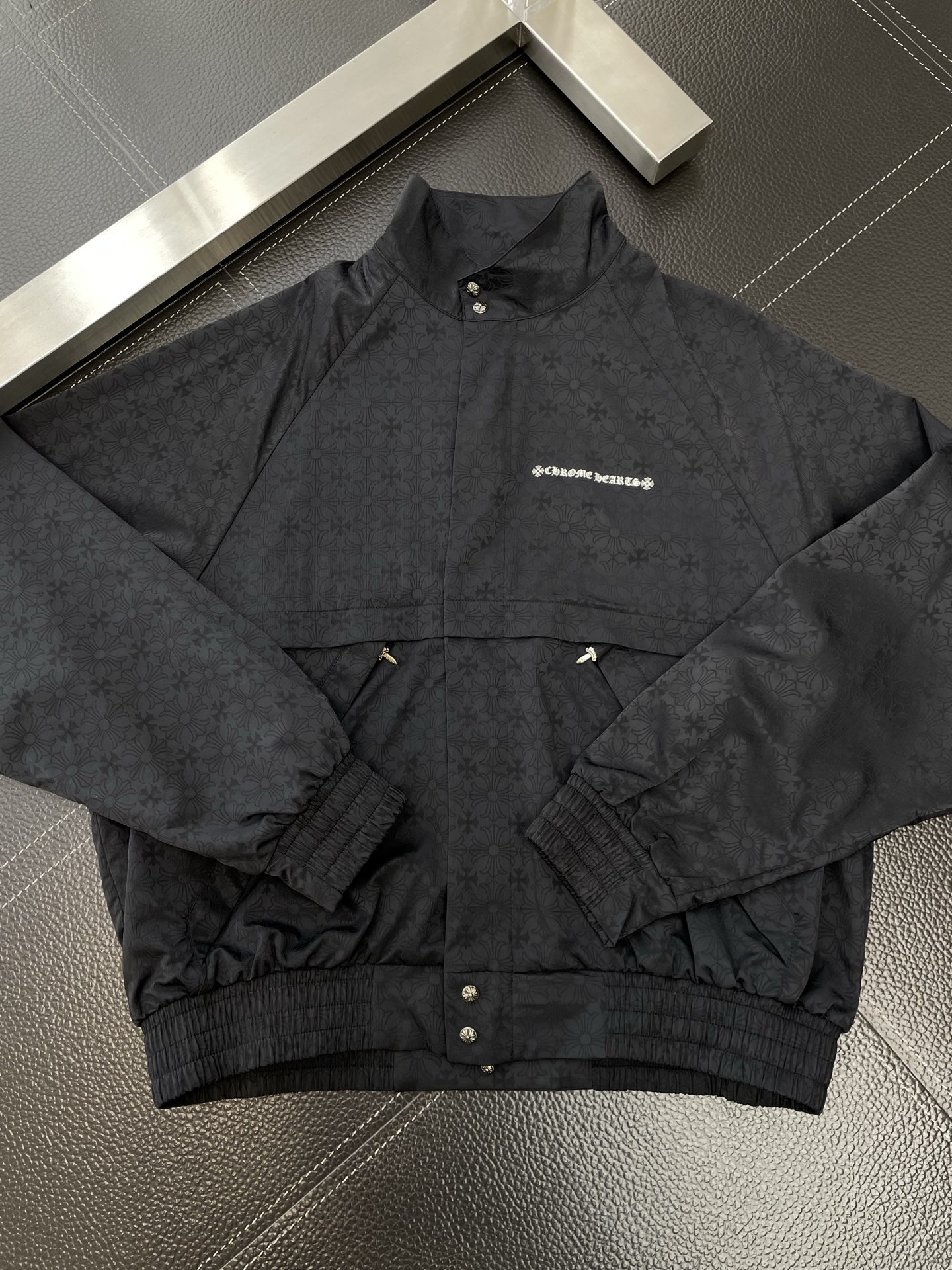 。Chrome hearts克罗心💥砸锅卖铁都要上的新款！最新时尚夹克 纯色克罗心满印暗纹Logo卷轴拉