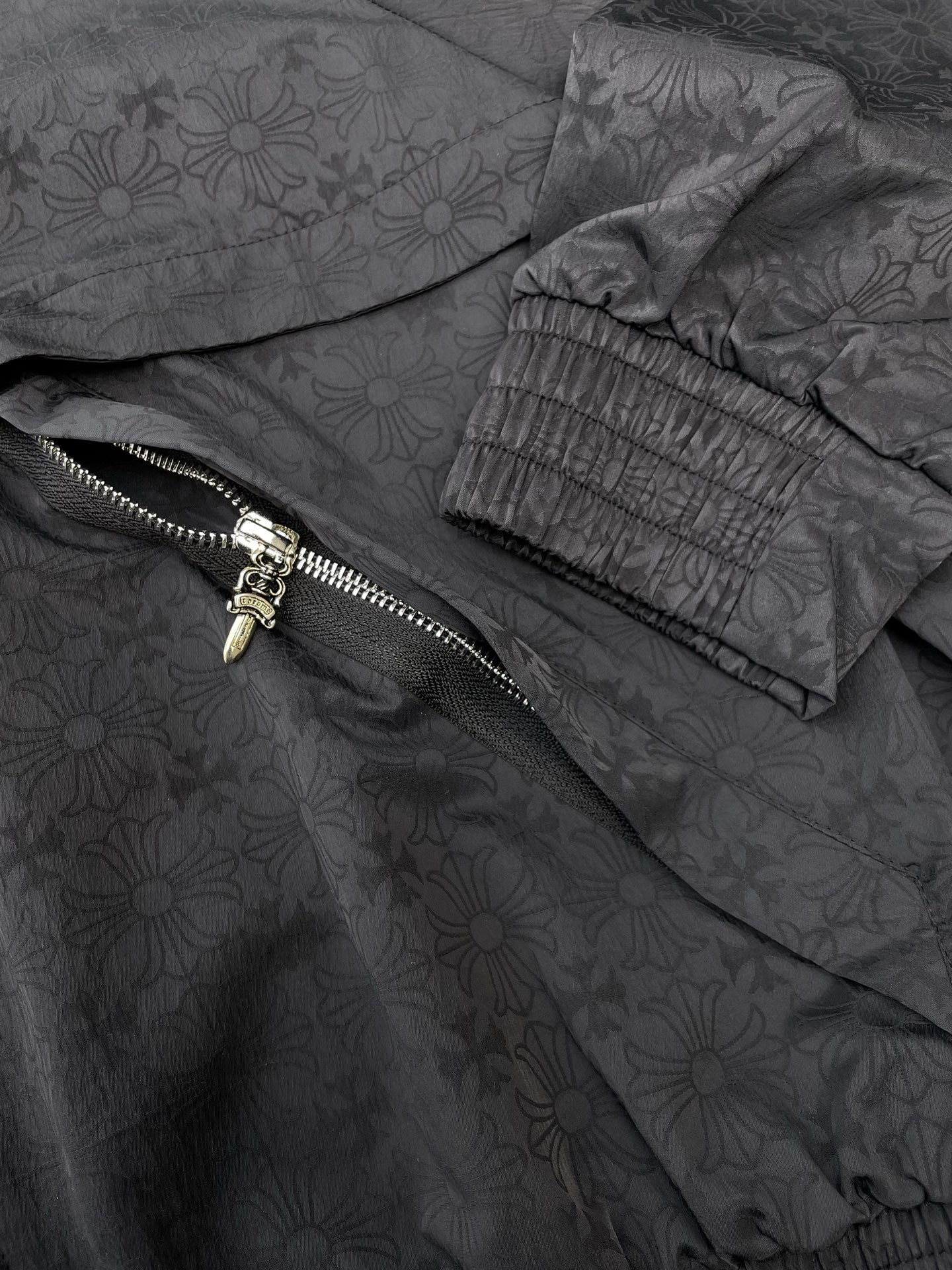 。Chrome hearts克罗心💥砸锅卖铁都要上的新款！最新时尚夹克 纯色克罗心满印暗纹Logo卷轴拉